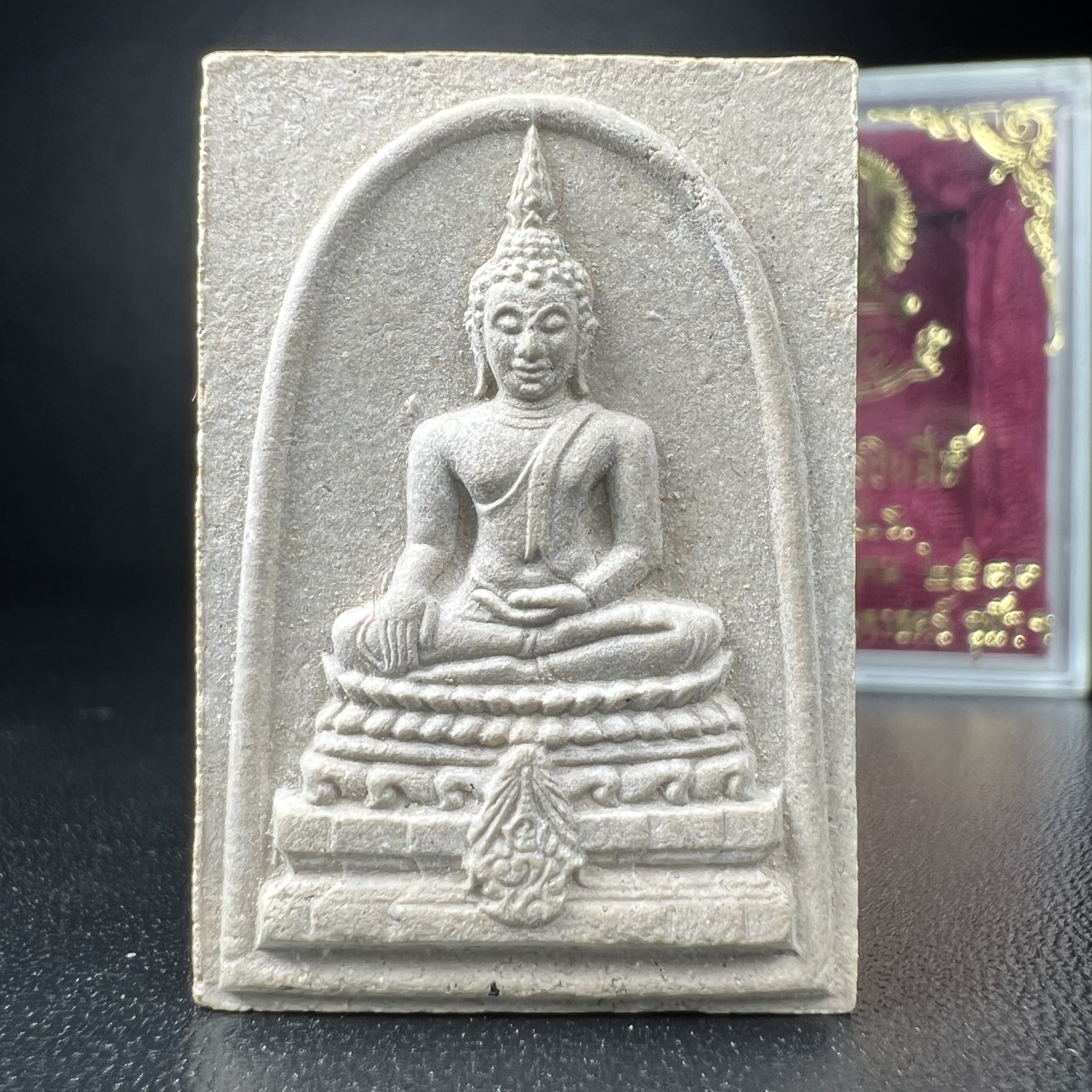 พระพุทธชินสีห์ ภปร. ทันโต เสฏโฐ ปี2533 พิมพ์ใหญ่(องค์นี้ด้านหลังบรรจุพลอยเสกมงคลเยอะมาก) บรรจุพระทนต์ในหลวง รุ่นเดียวในประวัติศาสตร์ ****รุ่นนี้ขอแนะนำ****