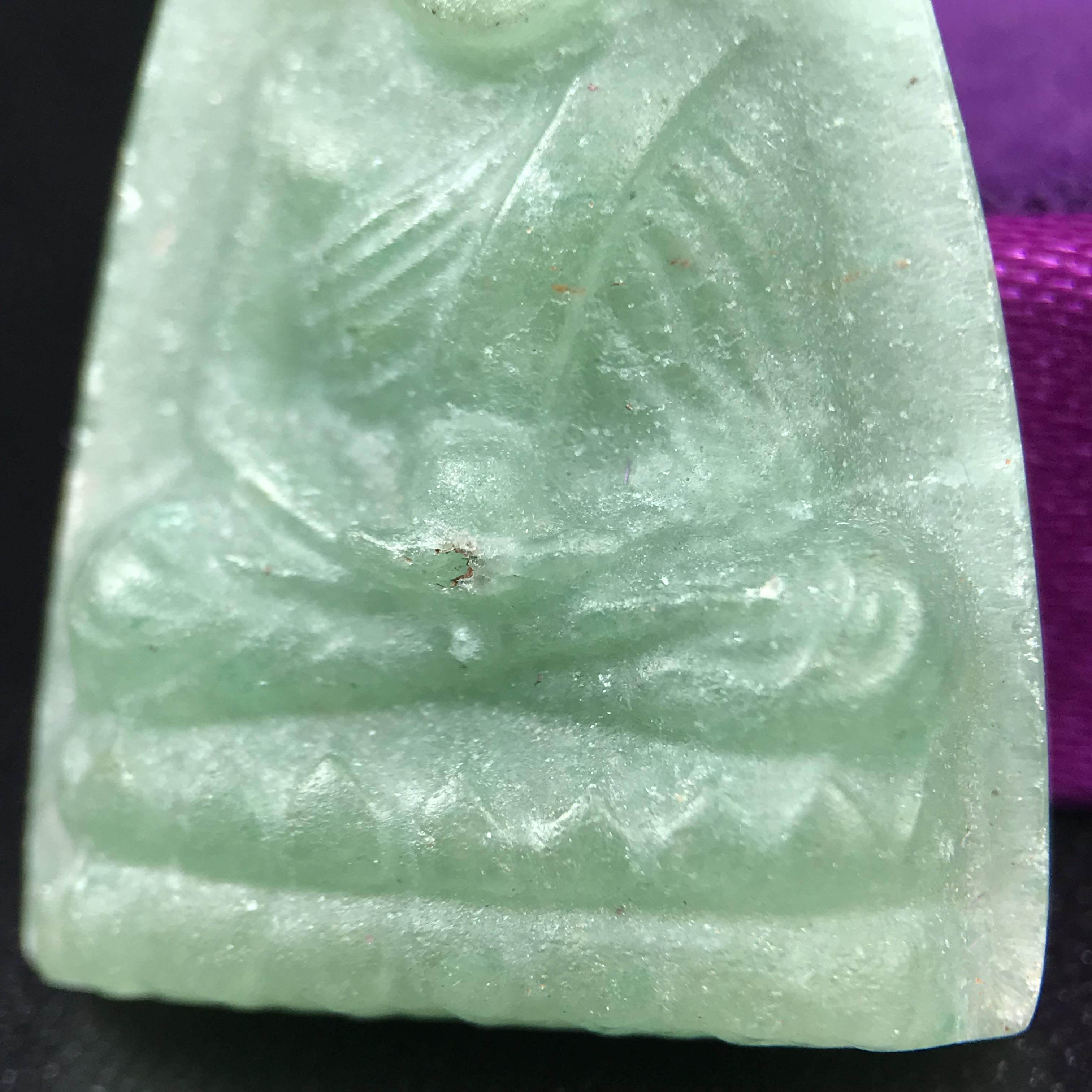 หลวงปู่ทวดหยก วัดพะโคะ จ.สงขลา ปี 2543 เนื้อหยก พิมพ์ใหญ่ ขนาด 3.5 x 2.2 ซม. ด้านหลังแผ่นโค๊ตทองคำ สร้างโดยสมาคมชาวเพชรบุรี “สมเด็จเจ้าพะโคะหลวงปู่ทวดเหยียบน้ำทะเลจืด” ครั้งแรกแห่งประวัติศาสตร์(สวยงามเป็นของล้ำค่าหายากมาก)สภาพสวยสมบูรณ์