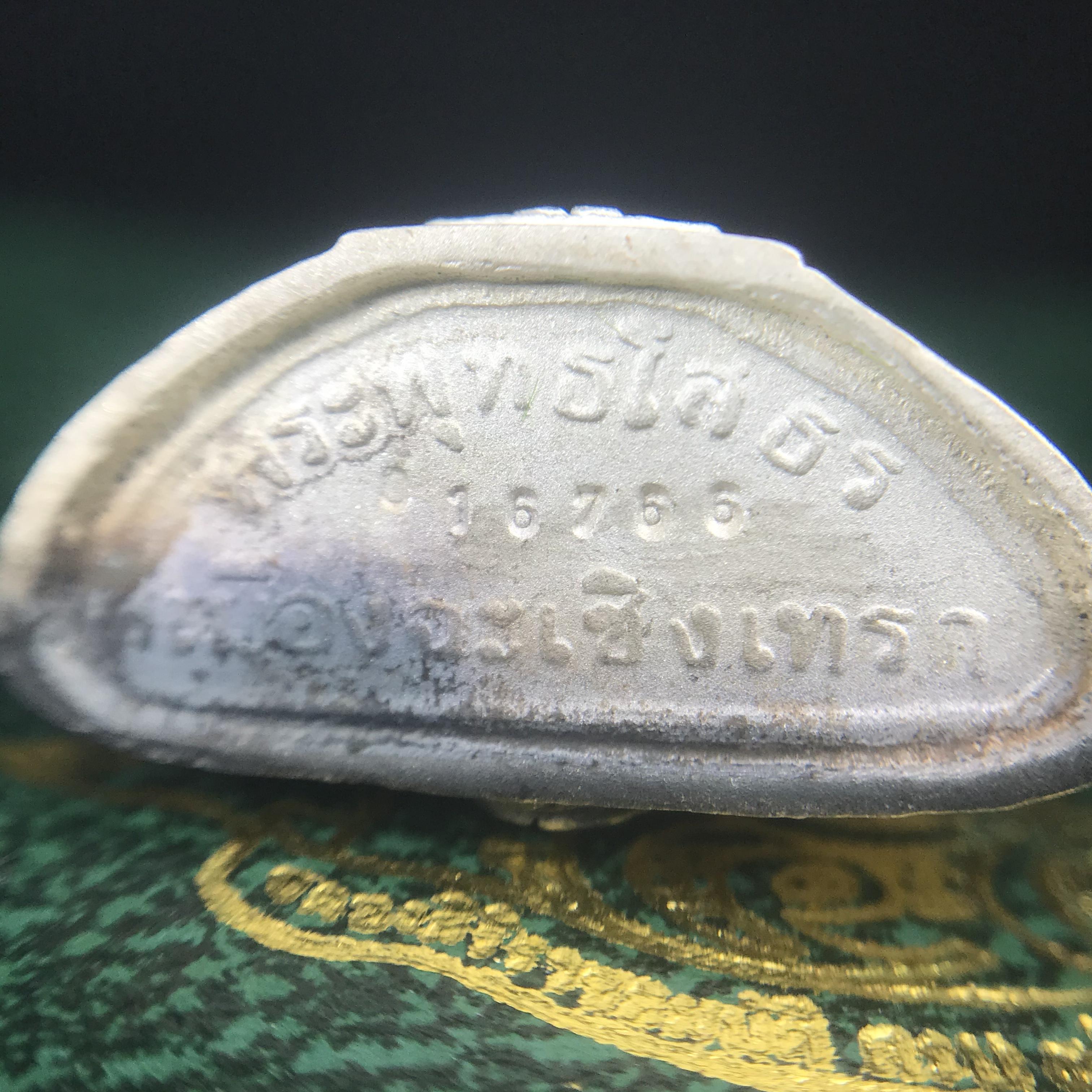 พระพุทธโสธร ภปร. รุ่นย้อนยุค สร้างพระอุโบสถ สมาคมชาวฉะเชิงเทรา จัดสร้าง ปี 2539 วโรกาสครองสิริราชสมบัติครบ 50 ปี เนื้อเงินทรายนวลขัดเงาบางส่วน(ผิวเดิม) พร้อมกล่องบรรจุและใบรับรองเดิม