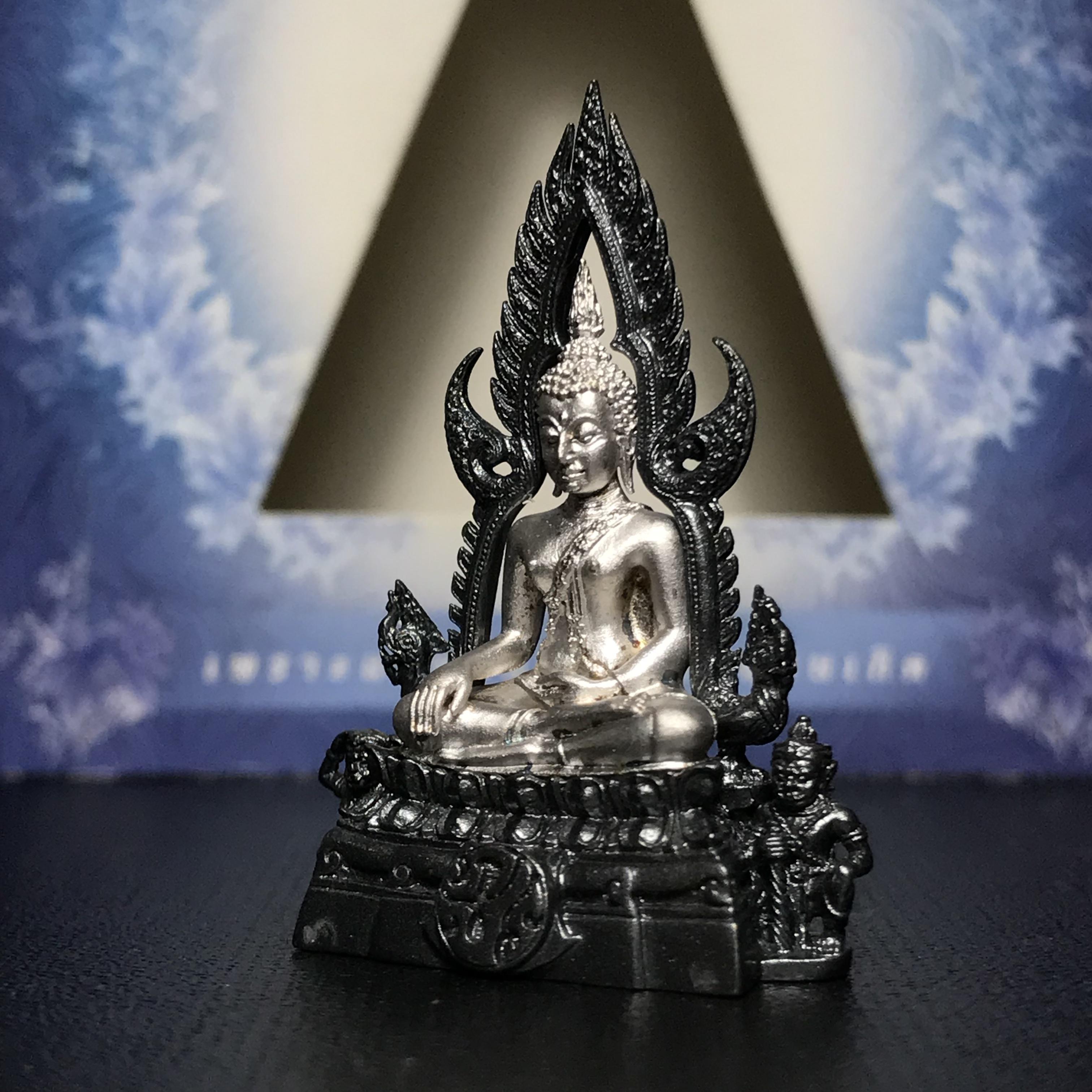 พระพุทธชินราช ภปร. โครงการ เพราะแผ่นดินนี้คือแผ่นดินเกิด เนื้อเงินชุบทองคำขาวซุ้มรมดำ ปี2551 ขนาดหน้าตัก1/2นิ้ว (สวยงามหายาก)1ใน5000องค์