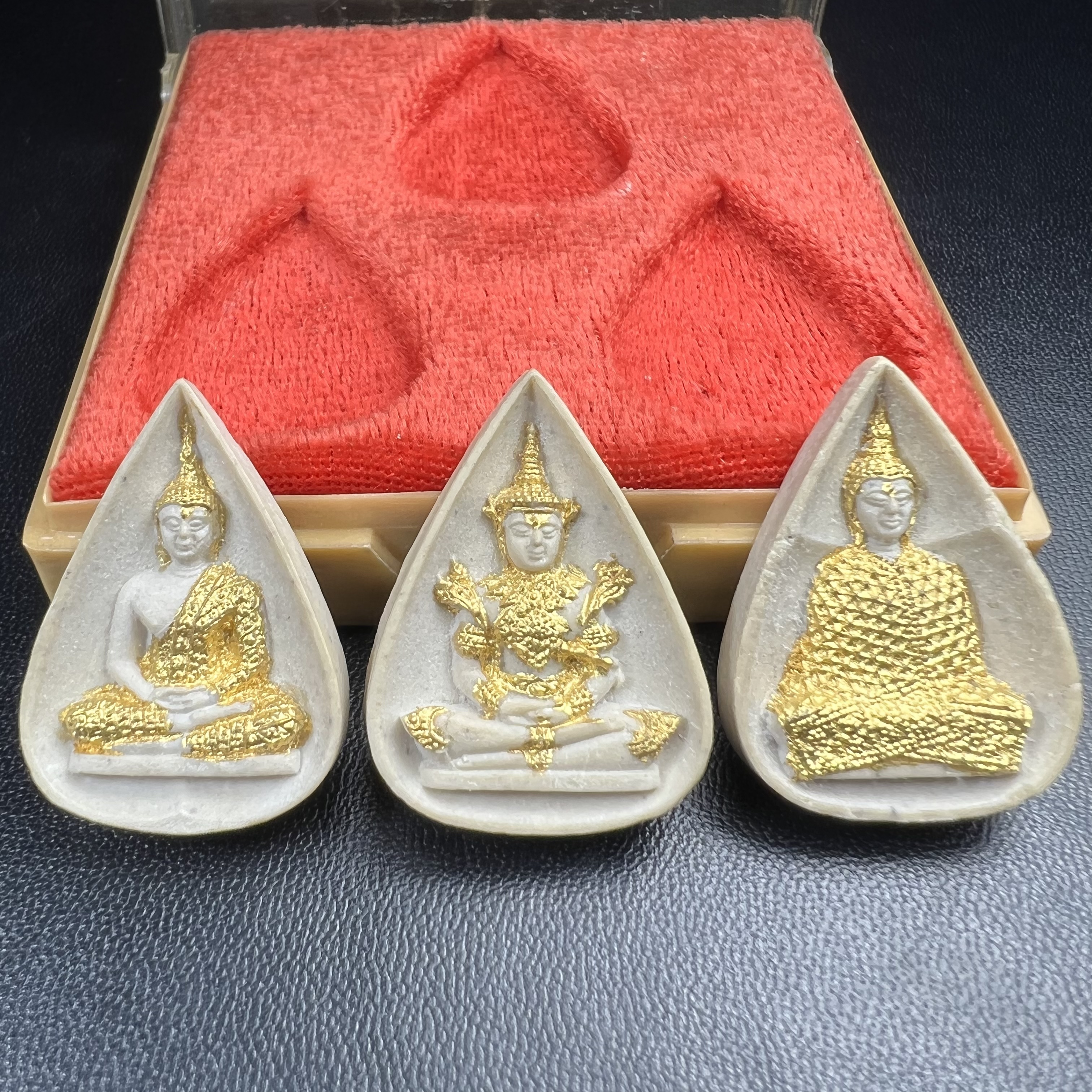 พระแก้วมรกต หลัง ภปร. เนื้อผง ปี2530 พระดี พิธีใหญ่ ประกอบพิธีพุทธาภิเษกพร้อมกับพิธีพระกริ่งปวเรศ ปี2530 วัดบวรนิเวศและวัดพระแก้ว(ครบชุดสามฤดูกล่องเดิมครบ)หายาก