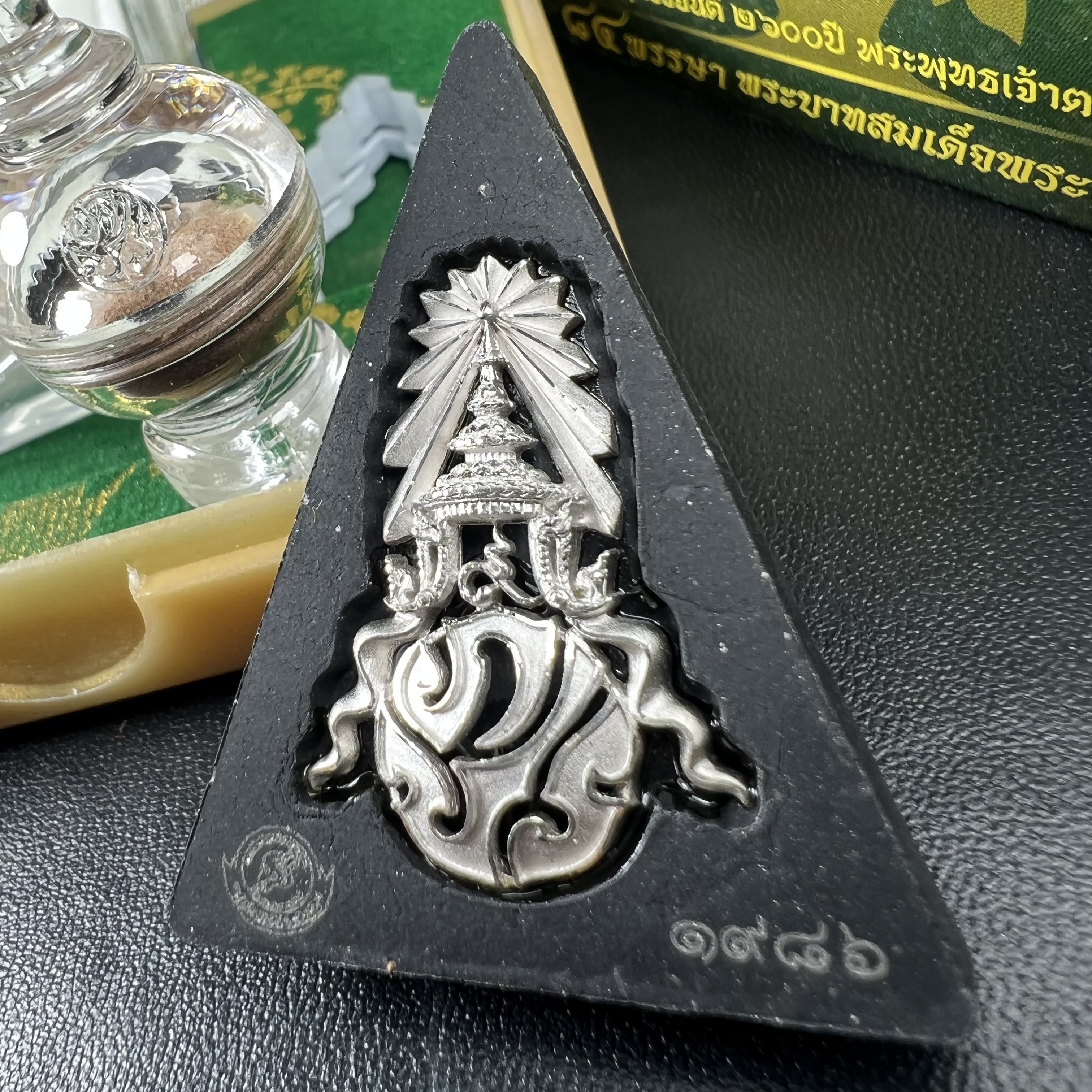 พระพุทธชินราช(จำลอง)ภปร. 84พรรษา เนื้อผงปิดทองด้านหน้า หลัง ภ.ป.ร. เงินชุบทองคำขาว(พระราชทานมวลสาร จิตรลดาและเส้นพระเจ้า ร.9(เส้นผม))