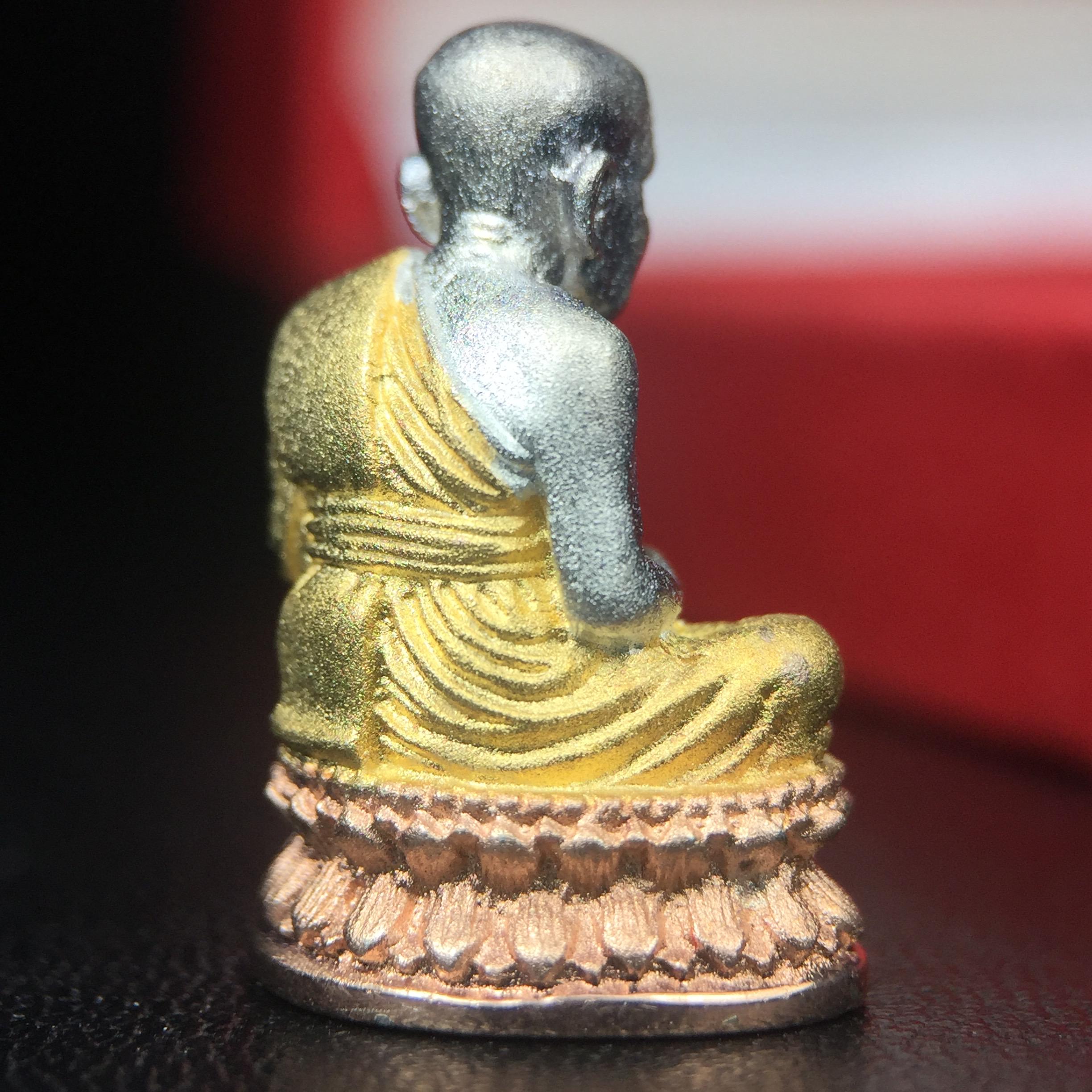 สมเด็จหลวงปู่ทวด วัดช้างให้ รุ่น เฉลิมพระเกียรติ ตราสัญลักษณ์ มวก. พิมพ์ลอยองค์เนื้อเงิน-สามกษัตริย์ ปี 2544 พิธีพุทธาภิเษกใหญ่ ณ อุโบสถวัดช้างให้และอุโบสถวัดพระศรีรัตนศาสดาราม ( วัดพระแก้ว )โดยนิมนต์เกจิชื่อดังสายใต้ทั้งหมดจำนวน 108 รูป