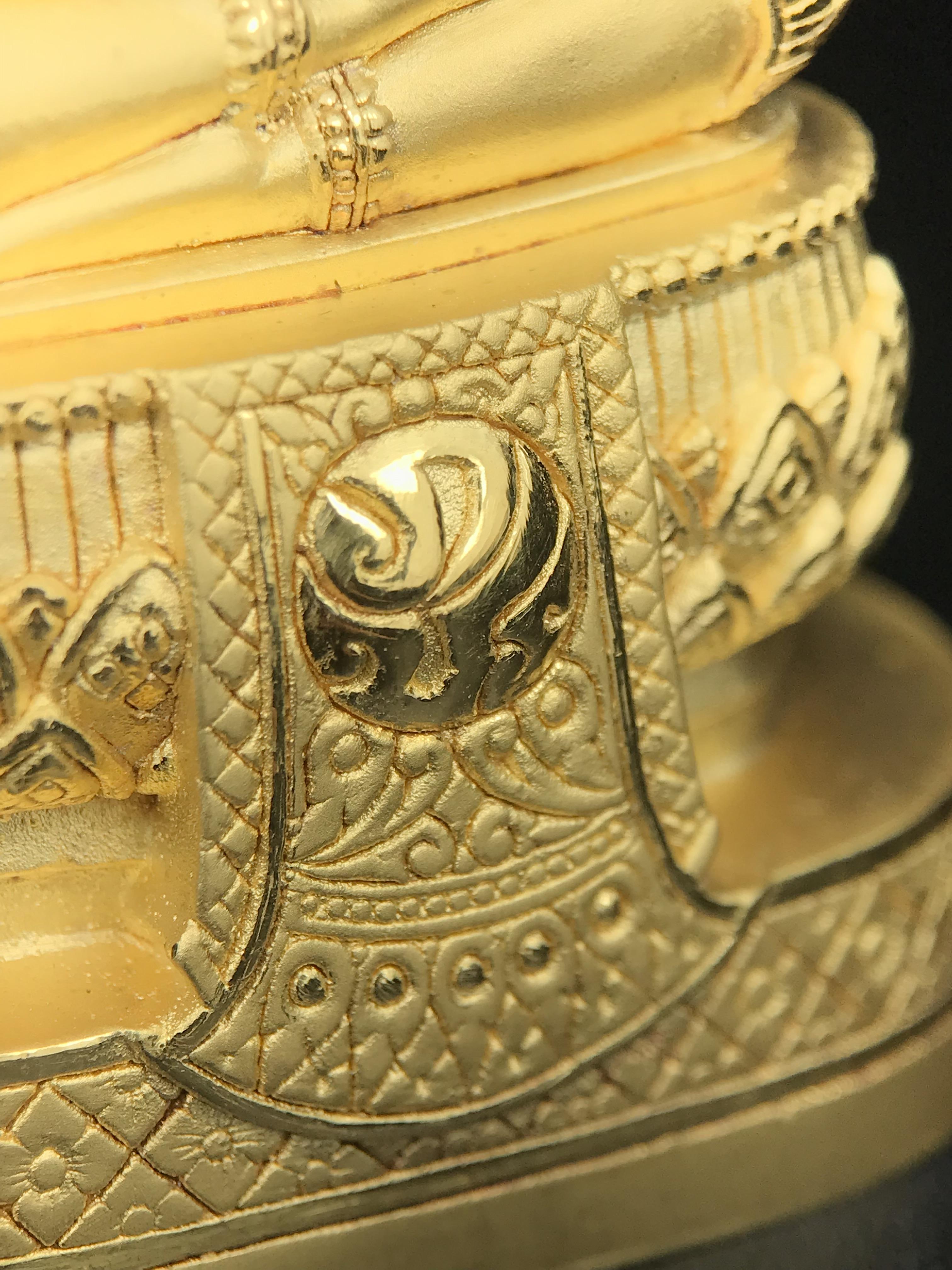 พระแก้วมรกต ภปร.(รุ่นแรก)ปี2545 รุ่นฉลองกรุงรัตนโกสินทร์ครบ 220 ปี หล่อลอยองค์ เนื้อทองคำบริสุทธิ์99.99% ขนาดบูชา 50*90 มม.(องค์หมายเลข ๗๘๙)(เลขมังกร 789 พลังแห่งความ มั่งคั่ง ร่ำรวย อำนาจ บารมี)สุดยอดมงคลแผ่นดินที่ควรเก็บรักษา บูชาเป็นมงคลชีวิต(หายากมาก)