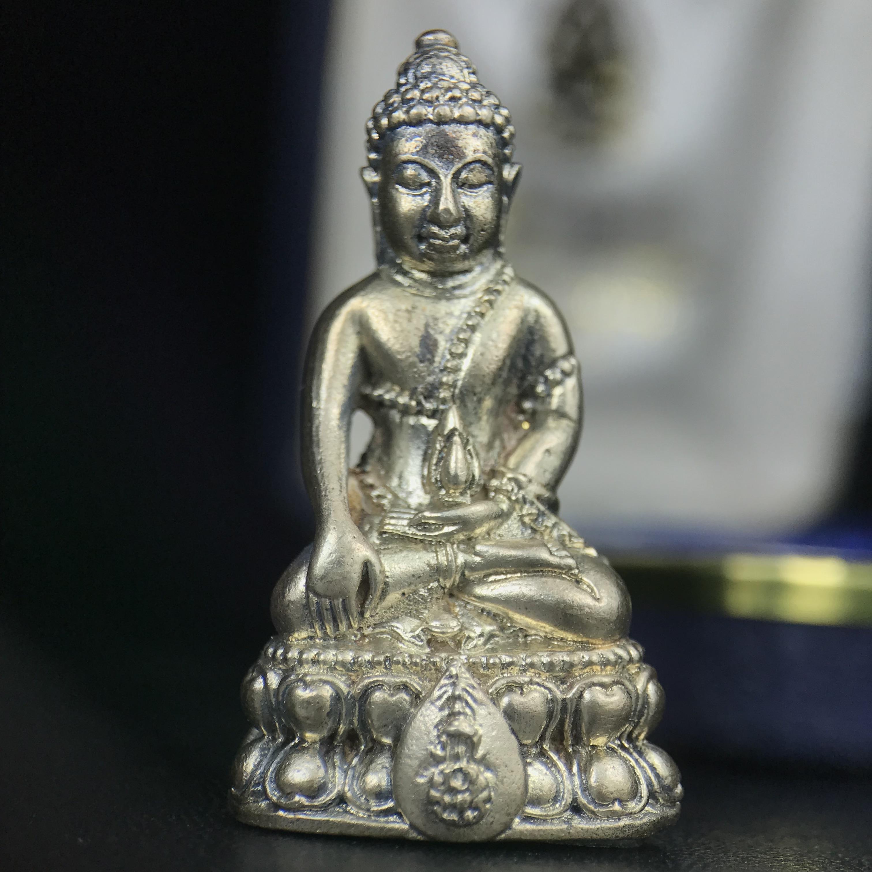 พระกริ่งนวปทุม ภปร. วัดปทุมวนาราม ปี 2535 เนื้อเงิน(ผิวเดิม ผิวน้ำทองทั่วองค์ สวย งดงาม) ขนาดสูง 3.7 ซม. พร้อมกล่องพิเศษบรรจุเดิมครบสมบูรณ์ (ในหลวงรัชกาลที่9เสด็จเททอง)(1ใน3000องค์)นิยมหายาก