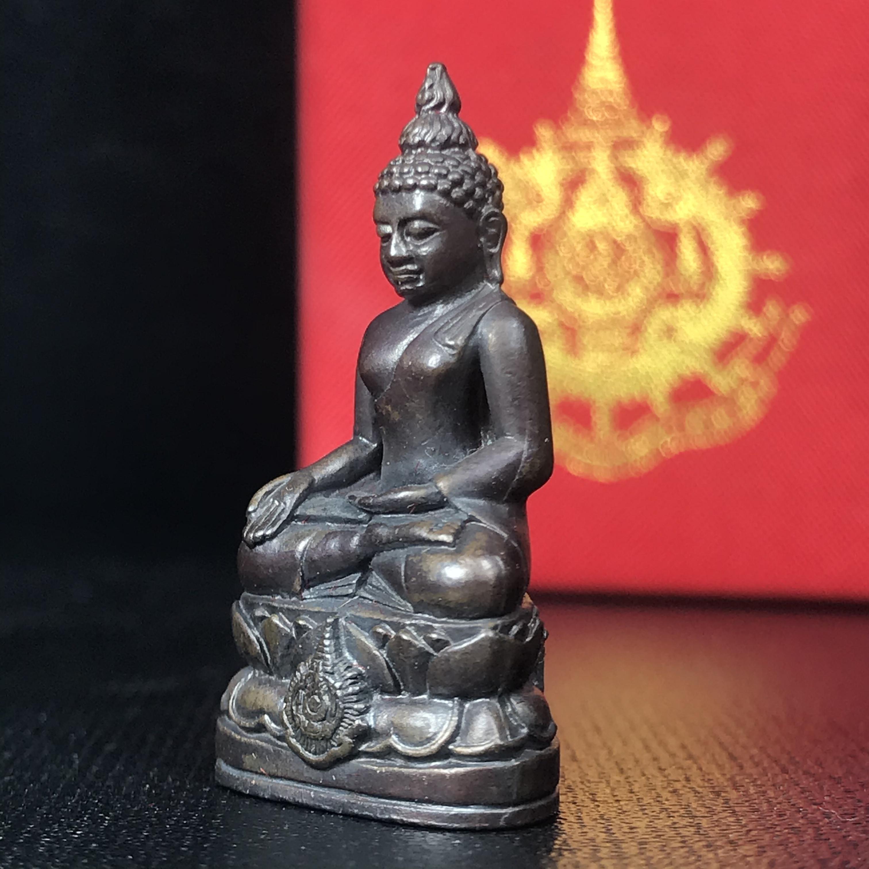 พระกริ่งไพรีพินาศ เฉลิมพระเกียรติ พระบาทสมเด็จพระเจ้าอยู่หัวรัชกาลที่9 พระชนมพรรษา 6 รอบ ปี2542 เนื้อนวโลหะผสมทองคำ(บรรจุเหล็กไหล)ดีนอก-ดีใน