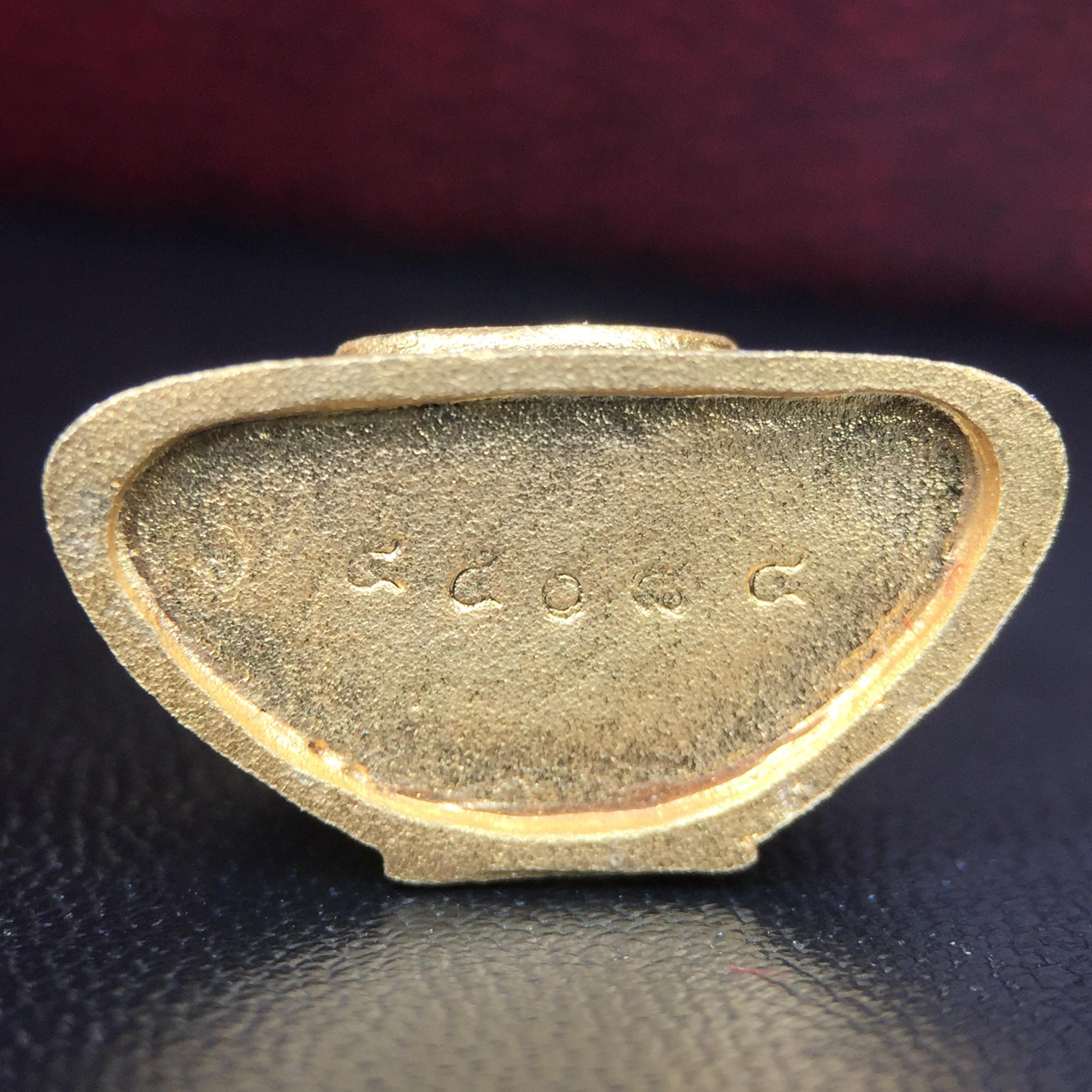 พระพุทธโสธร(หลวงพ่อโสธร) รุ่นสร้างอุโบสถ ปี2539 เนื้อเงิน(ชุบทองพ่นทรายขัดเงาบางส่วน สวยดุจทองคำ) ลอยองค์พิมพ์ใหญ่ สภาพสวยกล่องบรรจุเดิมครบสมบูรณ์(แบบนี้หายาก)(งานแพรนด้า จิวเวลรี่)สวยงดงาม