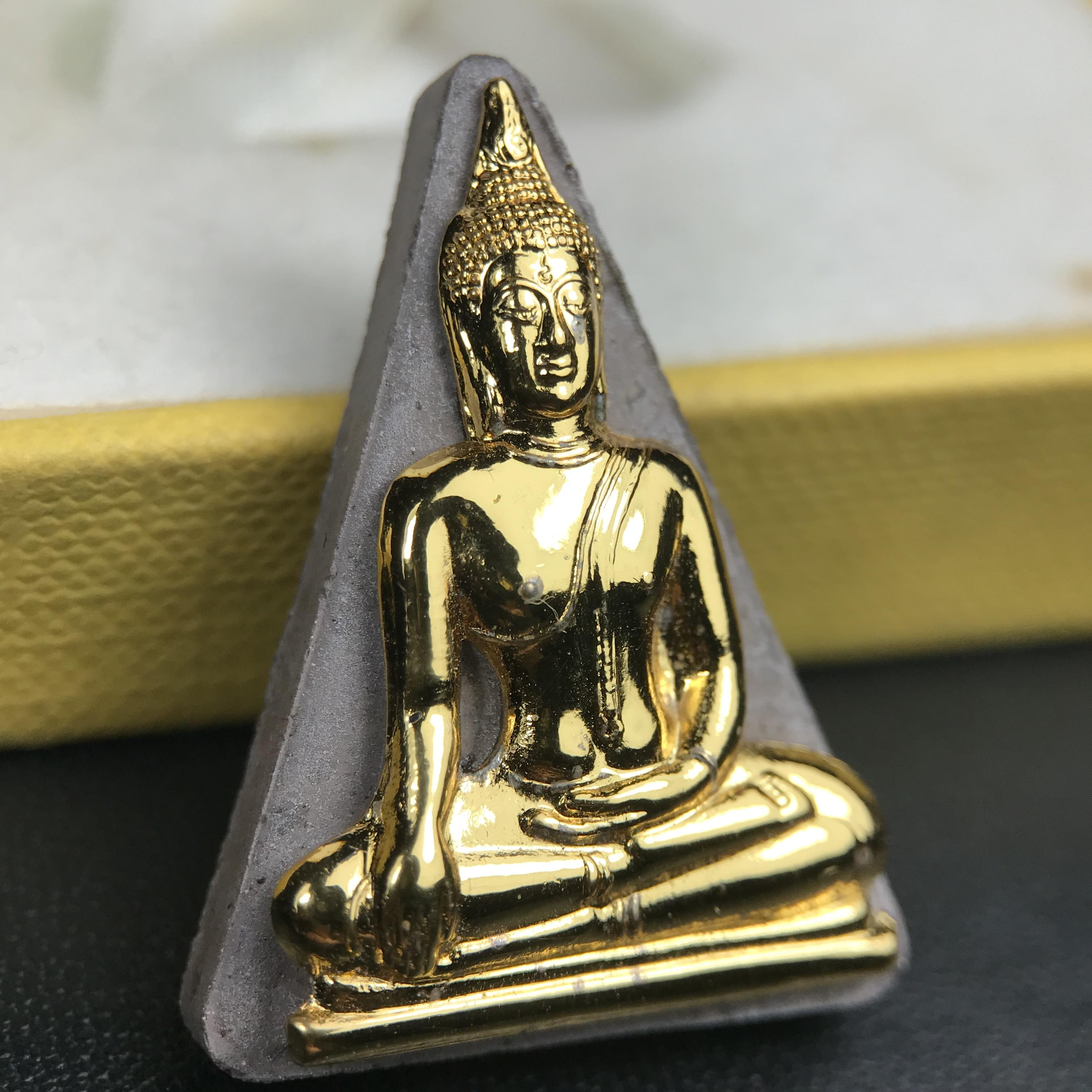 พระพุทธมหาสุวรรณปฏิมากร (หลวงพ่อทองคำ) หลังตรามหามงคลเฉลิมพระชนมพรรษา 80 พรรษา รัชกาลที่9 วัดไตรมิตรวิทยาราม กรุงเทพฯ ปี 2550 พระพิมพ์หน้าทองคำ(หายาก 1 ใน 999 องค์)