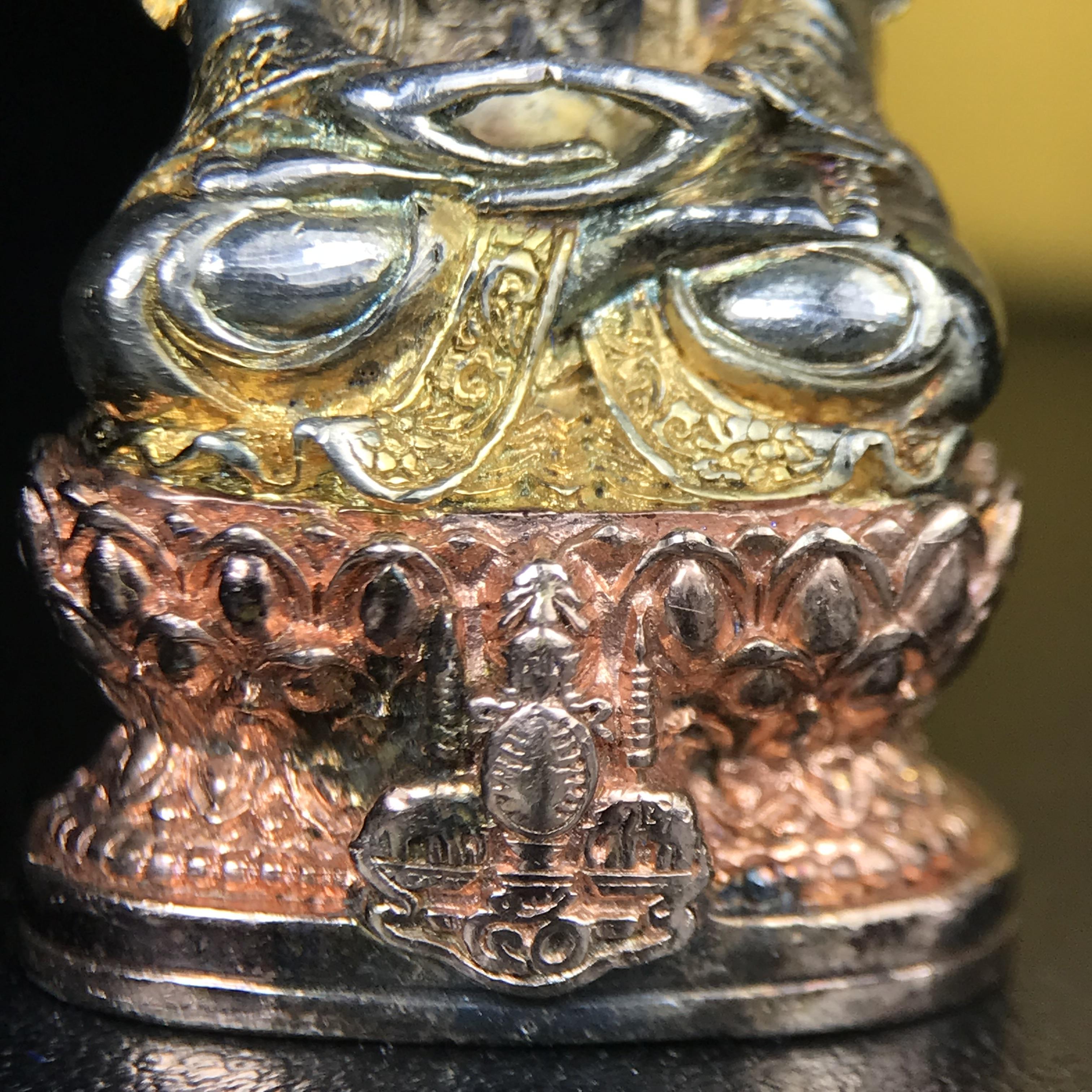 พระกริ่งจีน "ต้าเยิ่นถะ" ชุดกาญจนาภิเษกครองราชย์ 50 ปี วัดบวรนิเวศวิหาร ปี 2538 เนื้อเงินสามกษัตริย์ 99.99% สูง 3.8 ซม. (สภาพผิวสวยเดิมติดรุ้งๆ พิธีใหญ่ พุทธศิลป์งดงาม) สภาพสวยเดิมพร้อมกล่องบรรจุเดิม ***ตอกโค๊ดหมายเลข ๖๒๖๒***