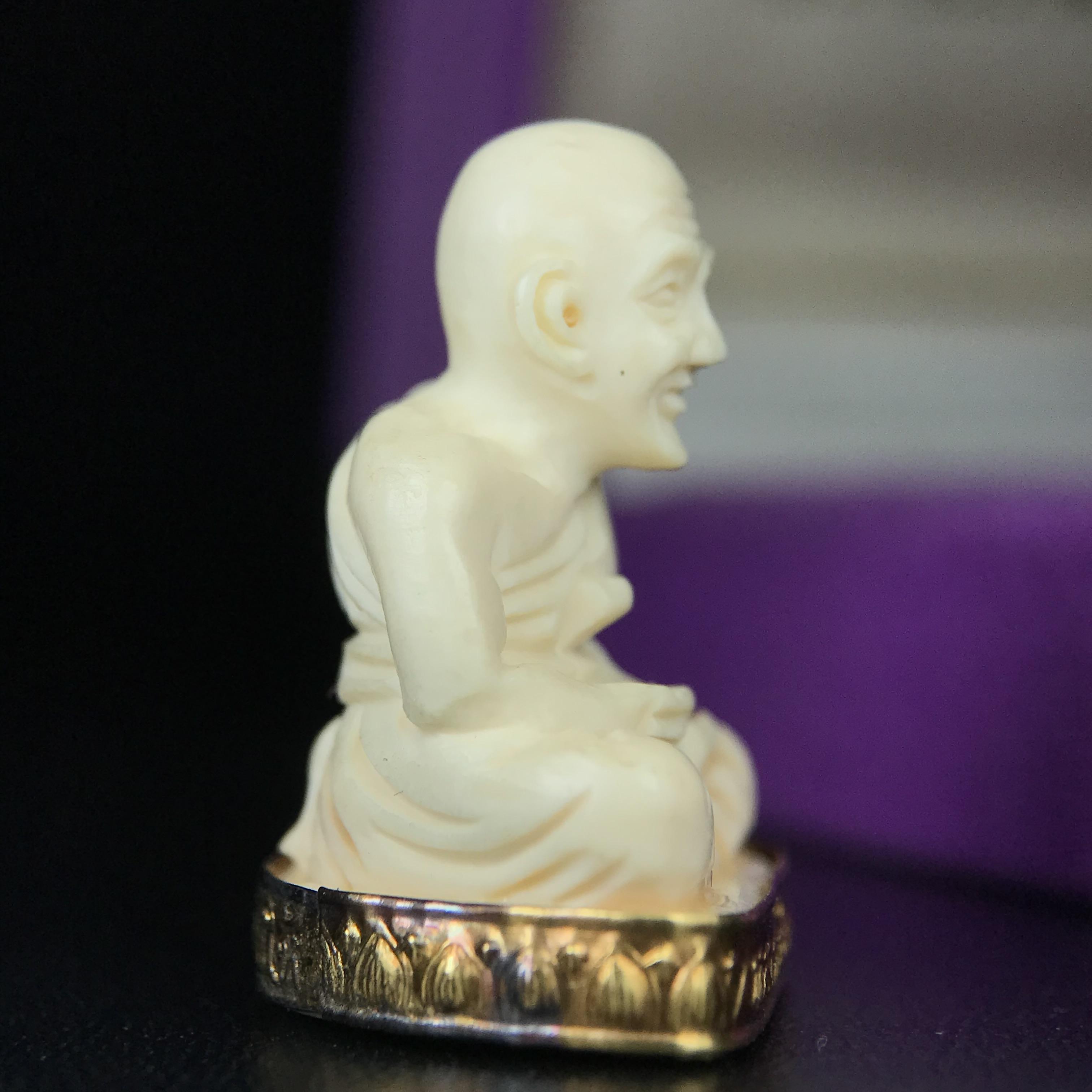 สมเด็จหลวงพ่อทวด รุ่นคชสารหมื่นปี (ศิลปาชีพ) วัดช้างให้ ปี 2541โดยมีท่าน อ.นอง วัดทรายขาว เป็นเจ้าพิธี และมีเกจิร่วมปลุกเสก 108 รูป บรรจุผงว่านเก่าและดินกากยายักษ์(พิมพ์ลอยองค์ฐานทองคำโค๊ตทองคำ)พร้อมกล่องบรรจุครบ นิยมหายาก**ผิวสวยงานแกะพุทธศิลป์สวยงดงาม**