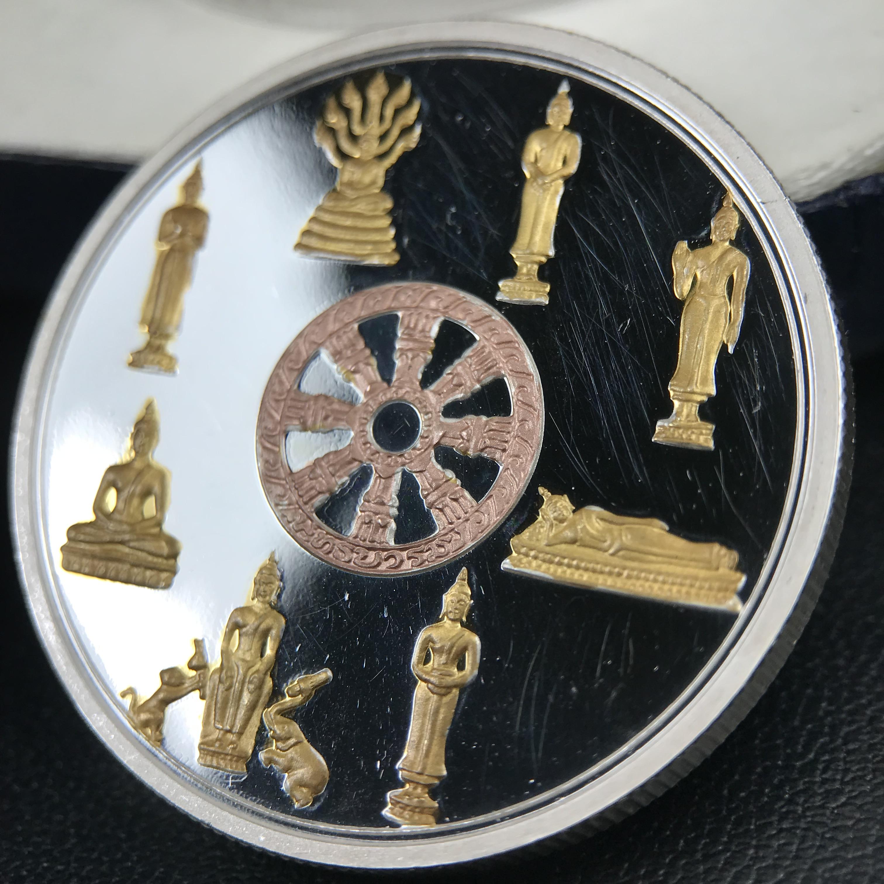 เหรียญพระแก้วมรกต พระพุทธชินราช พระพุทธโสธร รุ่นพุทธบารมี ปี 2540 เนื้อเงินขัดเงา 99.9% ชุบ 3 กษัตริย์ พร้อมกล่องและใบรับรองเดิม พิธีพุทธาภิเษก 2 พิธีมหามงคล(พระพุทธคู่บ้านคู่เมือง รูปแบบเหรียญสวยงดงามมาก พิธีใหญ่ เป็นที่นิยม)สร้างน้อยหายาก 1 ใน500 เหรียญ