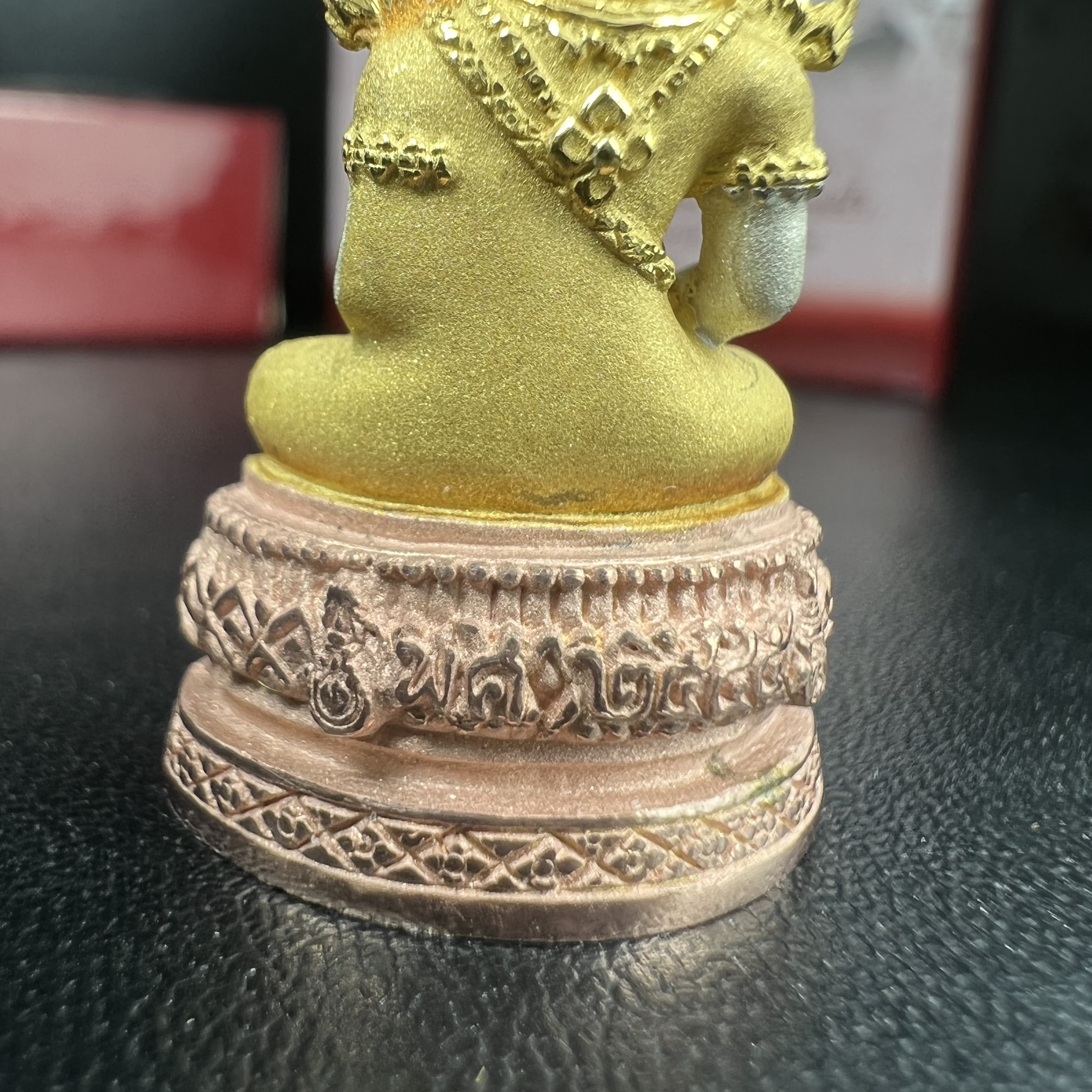 พระแก้วมรกต ภปร.(รุ่นแรก) ปี2545 รุ่นฉลองกรุงรัตนโกสินทร์ครบ 220 ปี พิมพ์ลอยองค์ใหญ่ เนื้อเงินบริสุทธิ์ 92.5% (สามกษัตริย์) ขนาด 19*35 มม. พร้อมกล่องบรรจุดิม สวยครบสมบูรณ์