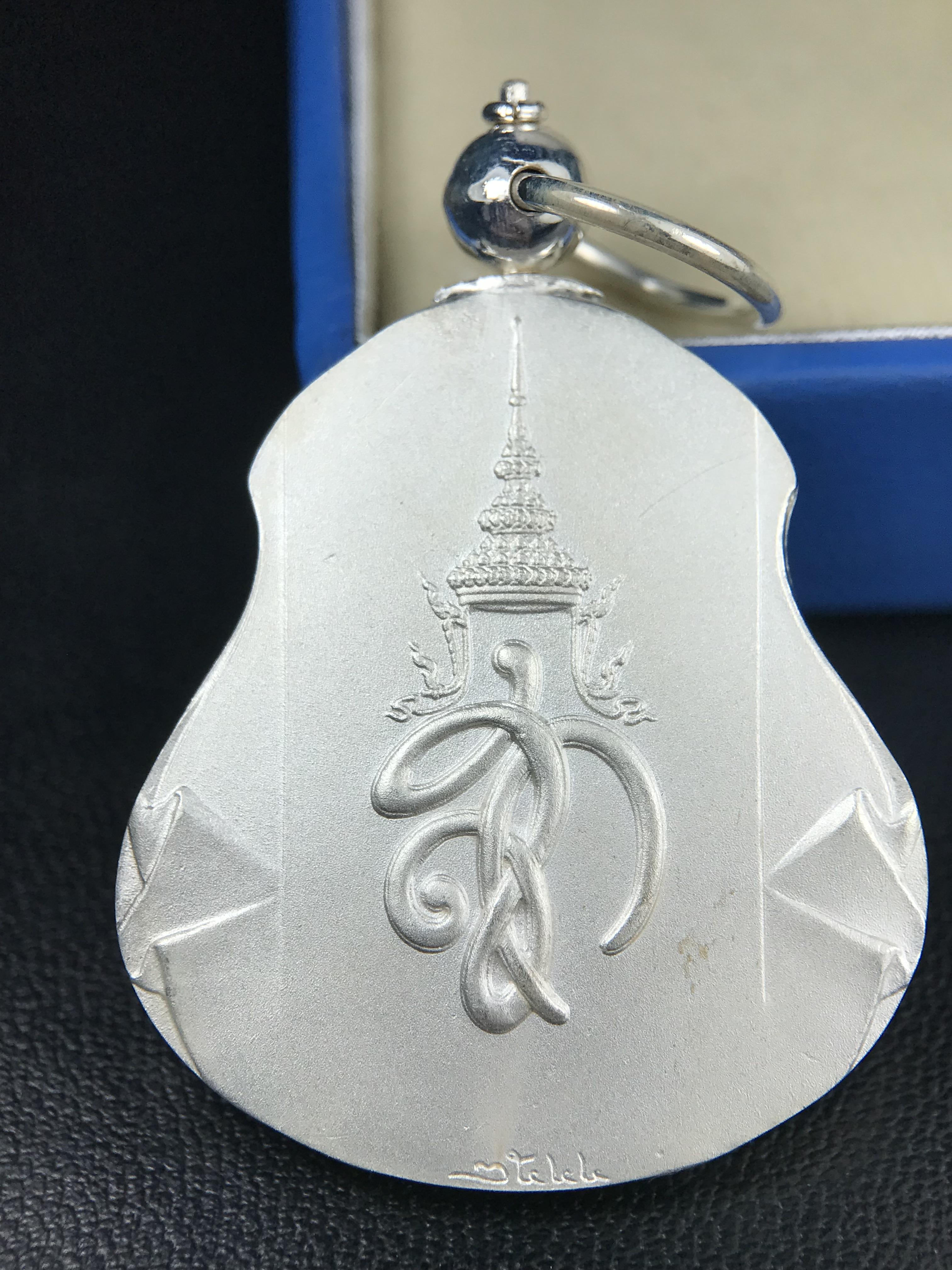 เหรียญหลวงปู่ทวด พระนามาภิไธย สก. แบบงานฉลุโบราณ(HAND MADE) ปี 2544 เนื้อเงิน(ผิวสวย) พิธีปลุกเสก ณ อุโบสถวัดช้างให้ และ พิธีมังคลาภิเษก ณ พระอุโบสถ วัดพระศรีรัตนศาสดาราม(วัดพระแก้ว) (1 ใน 2000 เหรียญ)พบเจอน้อยหายากมาก