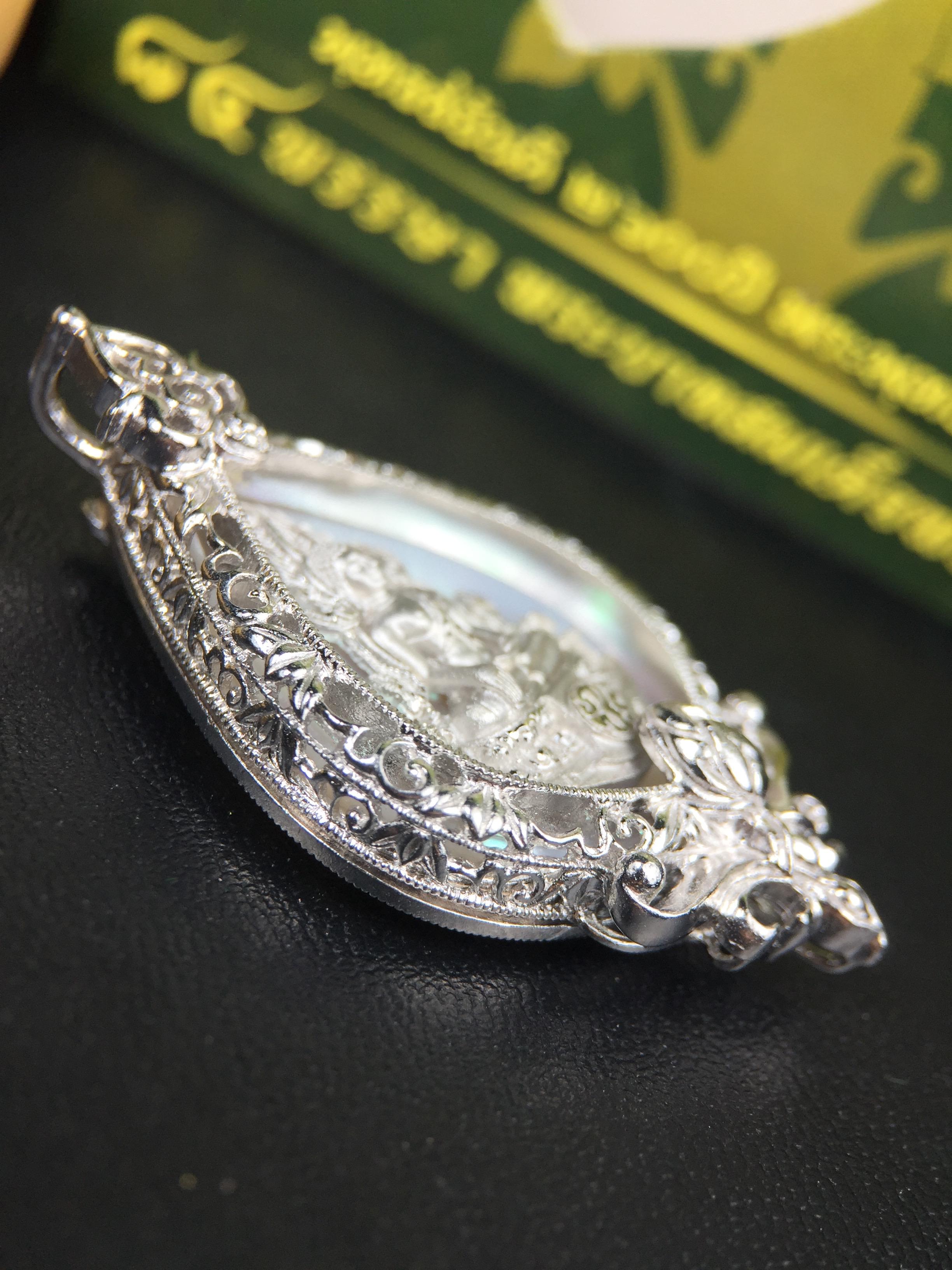 พระพุทธชินราช(จำลอง) ภปร. 84 พรรษา ทรงหยดน้ำ เนื้อเงินชุบทองคำขาว ขนาด 20*36 มม. (พระราชทานมวลสาร จิตรลดาและเส้นพระเจ้า(เส้นผม)รัชกาลที่9)พุทธศิลป์ทรงคุณค่าอีกหนึ่งรุ่นยอดนิยม งดงาม ทรงคุณค่า หายาก