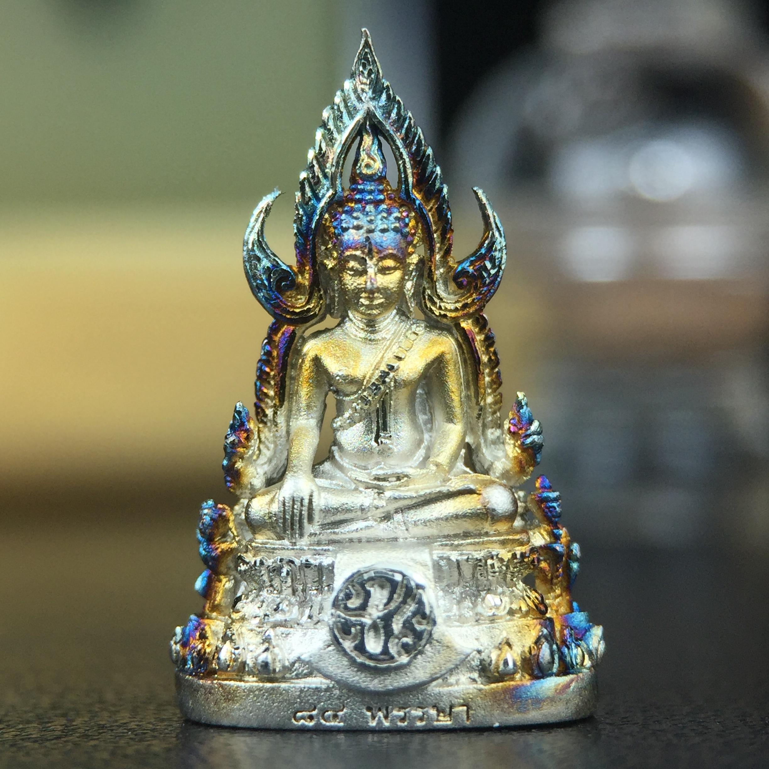 พระพุทธชินราช(จำลอง) ภปร. 84 พรรษา เนื้อเงินชุบทองคำขาว พิมพ์เล็กขนาดหน้าตัก 1/4 นิ้ว (สภาพผิวเดิมสวย ขึ้นสีรุ้งธรรมชาติ แบบนิยม)(พระราชทานมวลสาร จิตรลดาและเส้นพระเจ้า(เส้นผม))พุทธศิลป์ทรงคุณค่าอีกหนึ่งรุ่นยอดนิยม