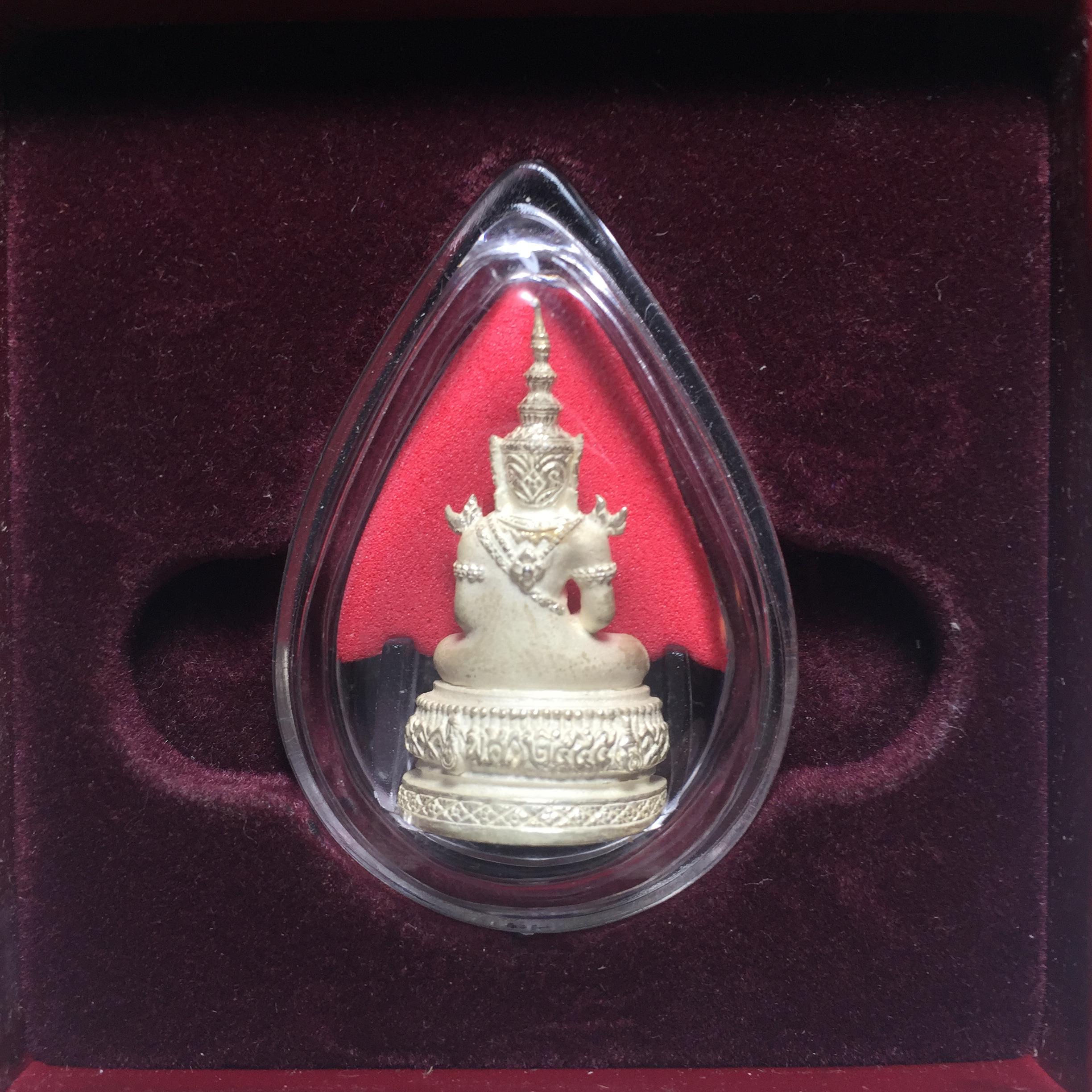 รูปหล่อ พระแก้วมรกต ภปร ปี45 เนื้อเงิน พิมพ์ใหญ่