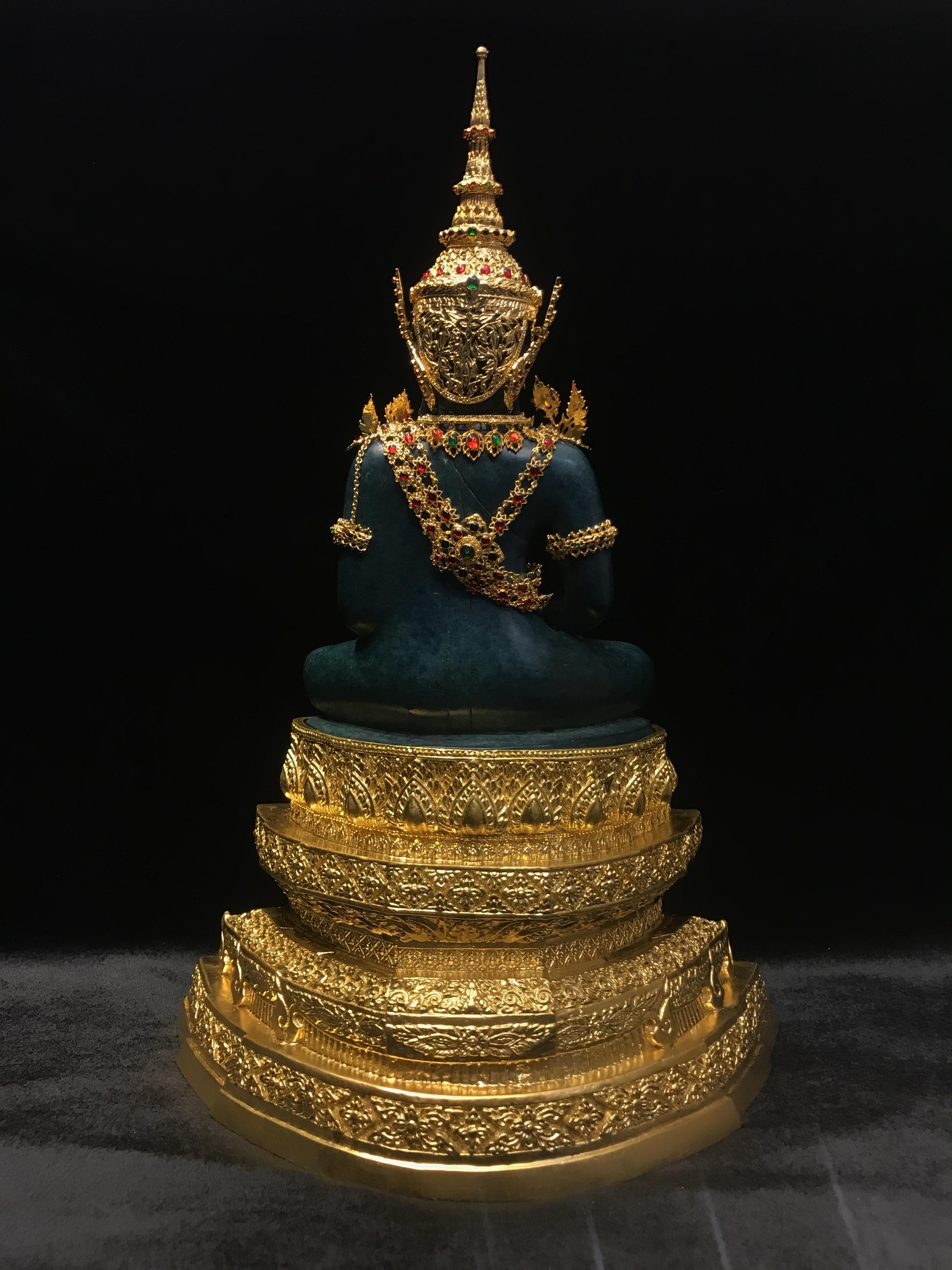 พระพุทธมหามณีรัตนปฏิมากร จำลอง (พระแก้วมรกต) ขนาดบูชาหน้าตัก 5 นิ้ว ตราสัญลักษณ์ ภ.ป.ร. รุ่นแรก ปี2547 เนื้อนวโลหะเคลือบสีเขียว(เครื่องทรงนวโลหะชุบทอง)