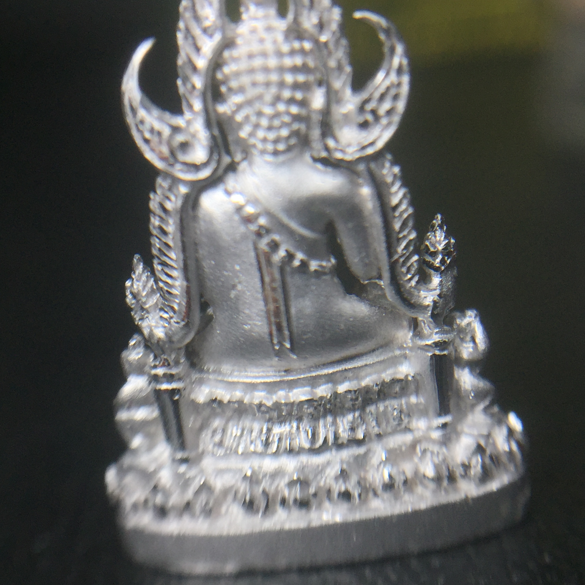 พระพุทธชินราช(จำลอง) ภปร. 84 พรรษา เนื้อเงินชุบทองคำขาว พิมพ์เล็กขนาดหน้าตัก 1/4 นิ้ว (สภาพสวยเดิม))(พระราชทานมวลสาร จิตรลดาและเส้นพระเจ้า(เส้นผม))