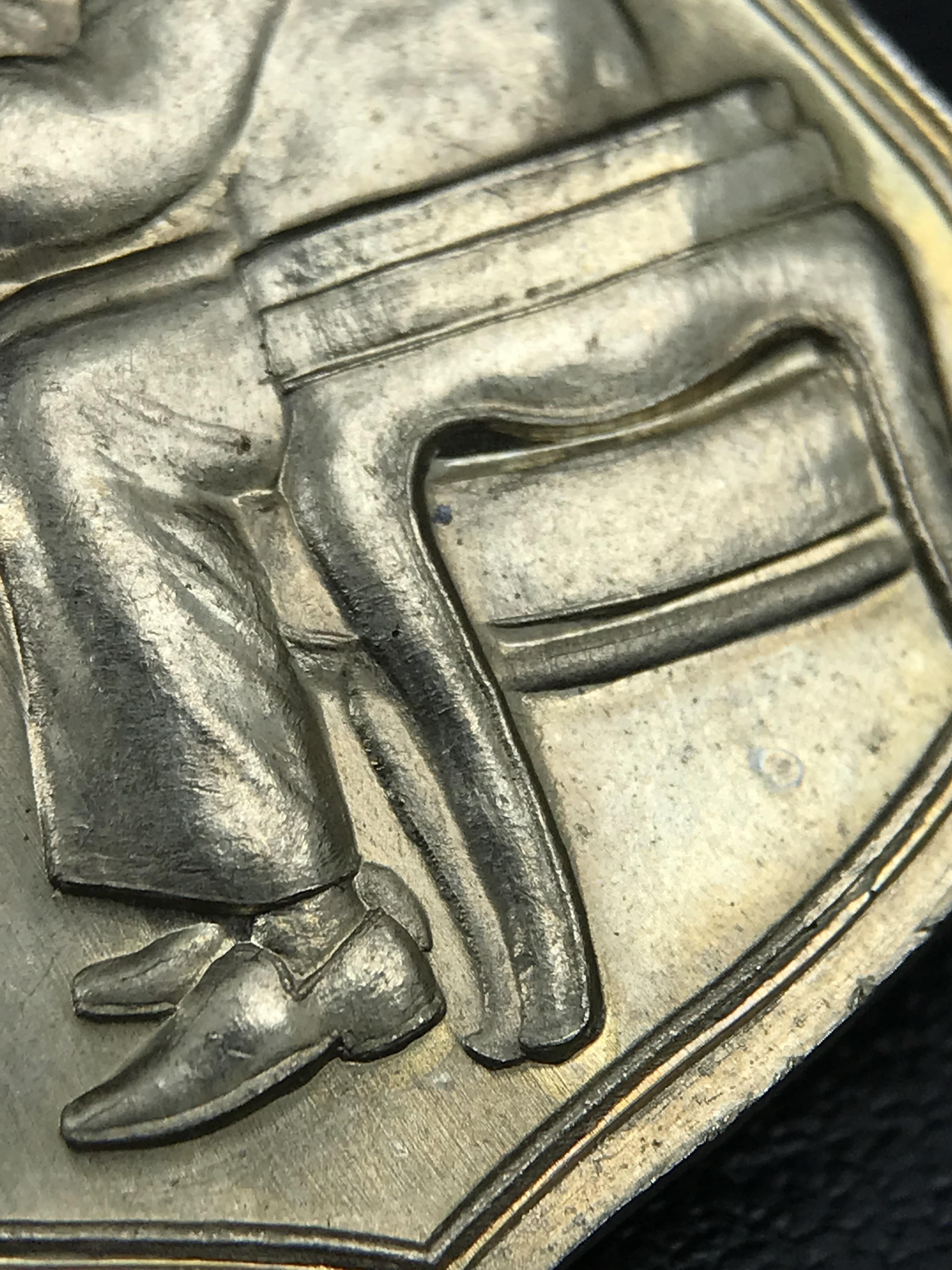 เหรียญครอบครูช่างหลวง(ในหลวงทรงดนตรี) เนื้ออัลปาก้า ปี 2550(หายาก)สุดยอดแห่งความหายากมีหมุนเวียนให้เห็นน้อยมากเป็นอีกหนึ่งรุ่นยอดนิยมของเสด็จพ่อร.9เหรียญนี้สวยมากผิวน้ำทองทั่วทั้งเหรียญ