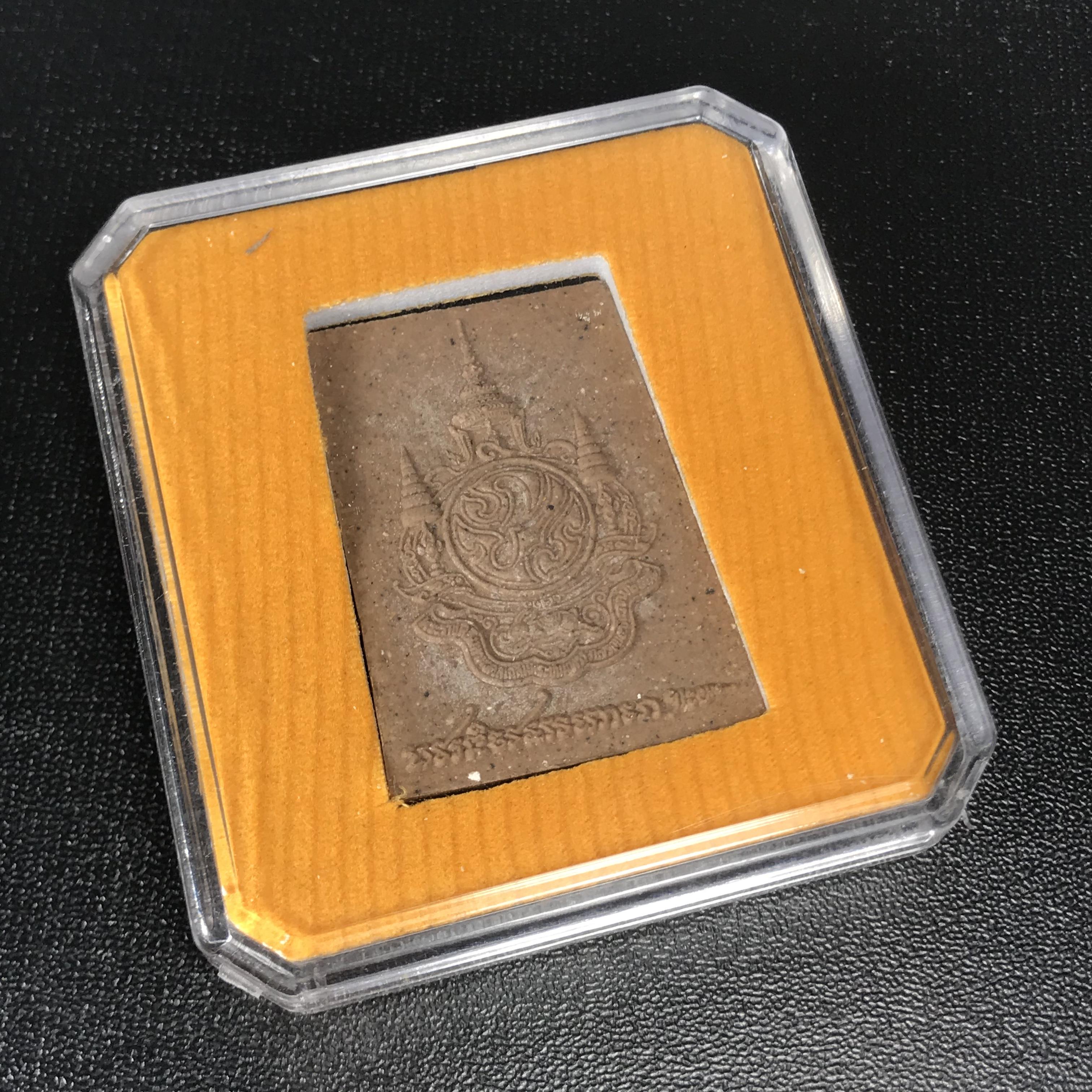 สมเด็จพระพุทธชินสีห์ ด้านหลังตราสัญลักษณ์เฉลิมพระชนมพรรษา 7 รอบ ในวโรกาสเฉลิมพระชมพรรษาในหลวงรัชกาลที่9 ครบ 7 รอบ และ ที่ระลึกสมโภชวัดบวรนิเวศวิหารครบ 175 ปี พ.ศ.2554 เนื้อผงผสมแร่พิเศษ พิมพ์ ขนาดสูง 3.5 ซม. พร้อมกล่องบรรจุเดิม(1ใน 5555องค์)หายาก