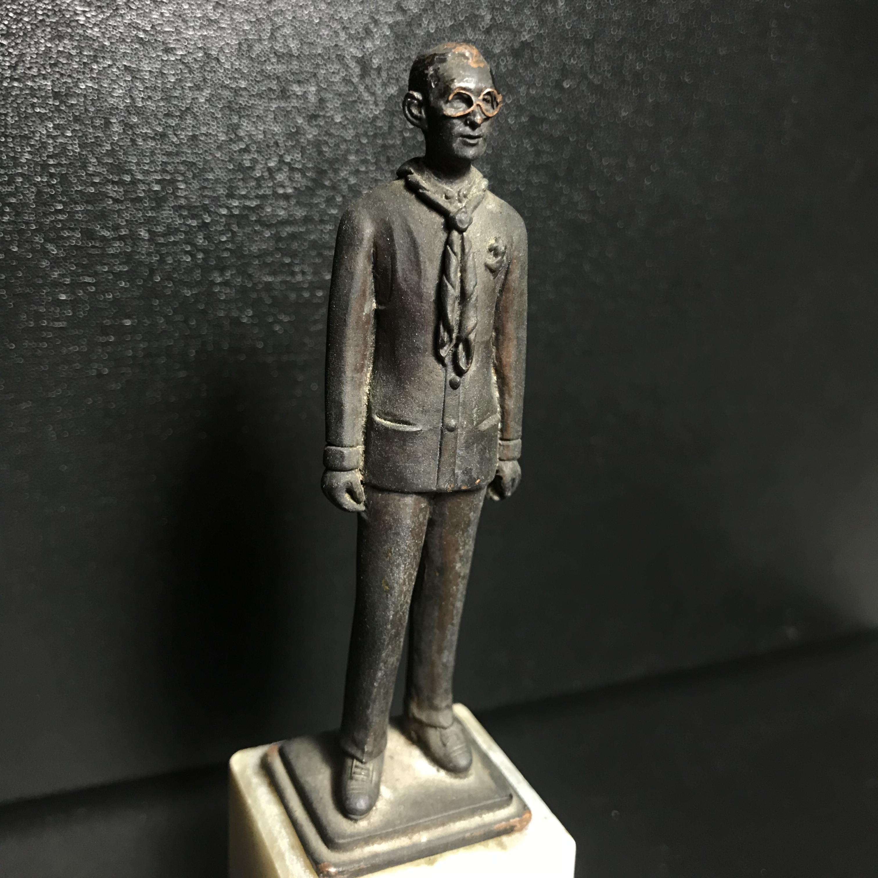 พระบรมรูปหล่อ ผู้ให้กำเนิดลูกเสือชาวบ้าน ในหลวงรัชกาลที่ 9 ทรงชุดลูกเสือชาวบ้าน ฐานหินอ่อน(หายาก)