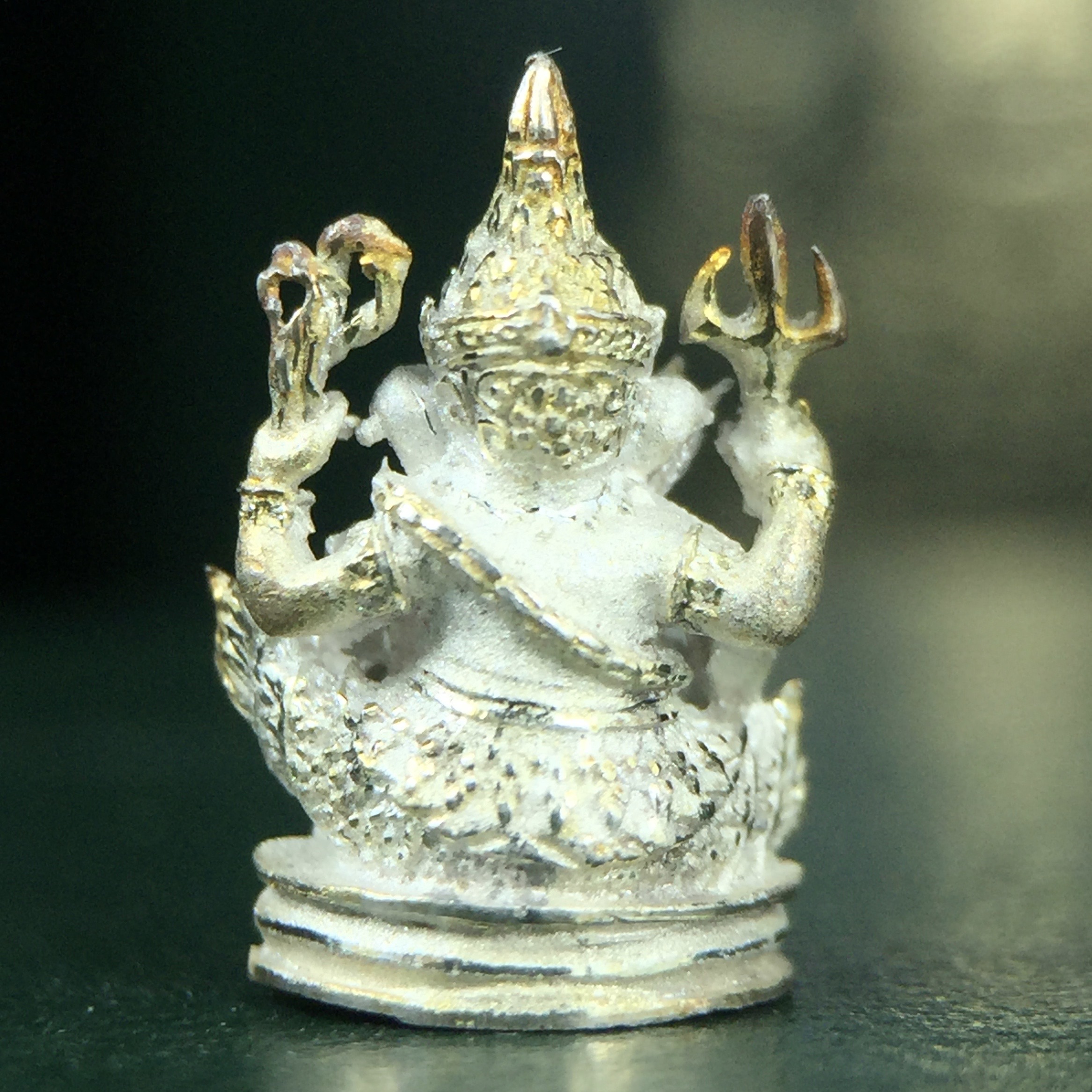 พระพิฆเนศ เทวสถานโบสถ์พราหมณ์ ปี 2539 รูปหล่อลอยองค์เนื้อเงิน 99.9% (พ่นทรายขัดเงาบางส่วน) พิมพ์เล็ก(ขนาดประมาณ 1.3 * 0.8 ซม.) พร้อมกล่องบรรจุเดิมครบ ผลิตโดย บ.แพรนด้า จิวเวลรี่(สภาพสวยเดิม พิธีใหญ่ พุทธศิลป์งดงาม)