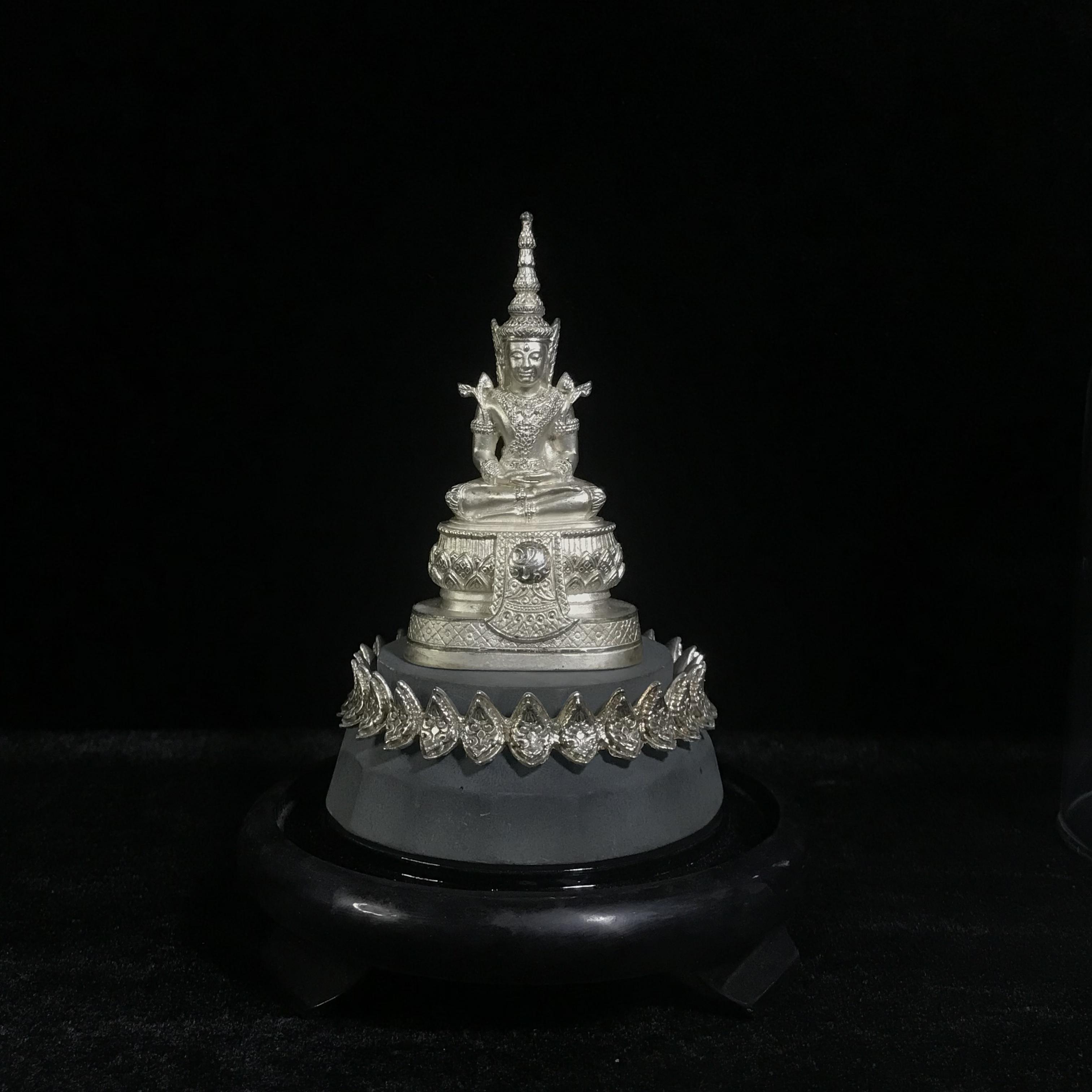 พระแก้วมรกต ภปร.(รุ่นแรก) ปี2545 รุ่นฉลองกรุงรัตนโกสินทร์ครบ 220 ปี หล่อลอยองค์ เนื้อเงิน ขนาดบูชา 50*90 มม. พร้อมฐานวางครอบแก้วเดิม(สวยงามและหายากมาก)(1ใน3000องค์)