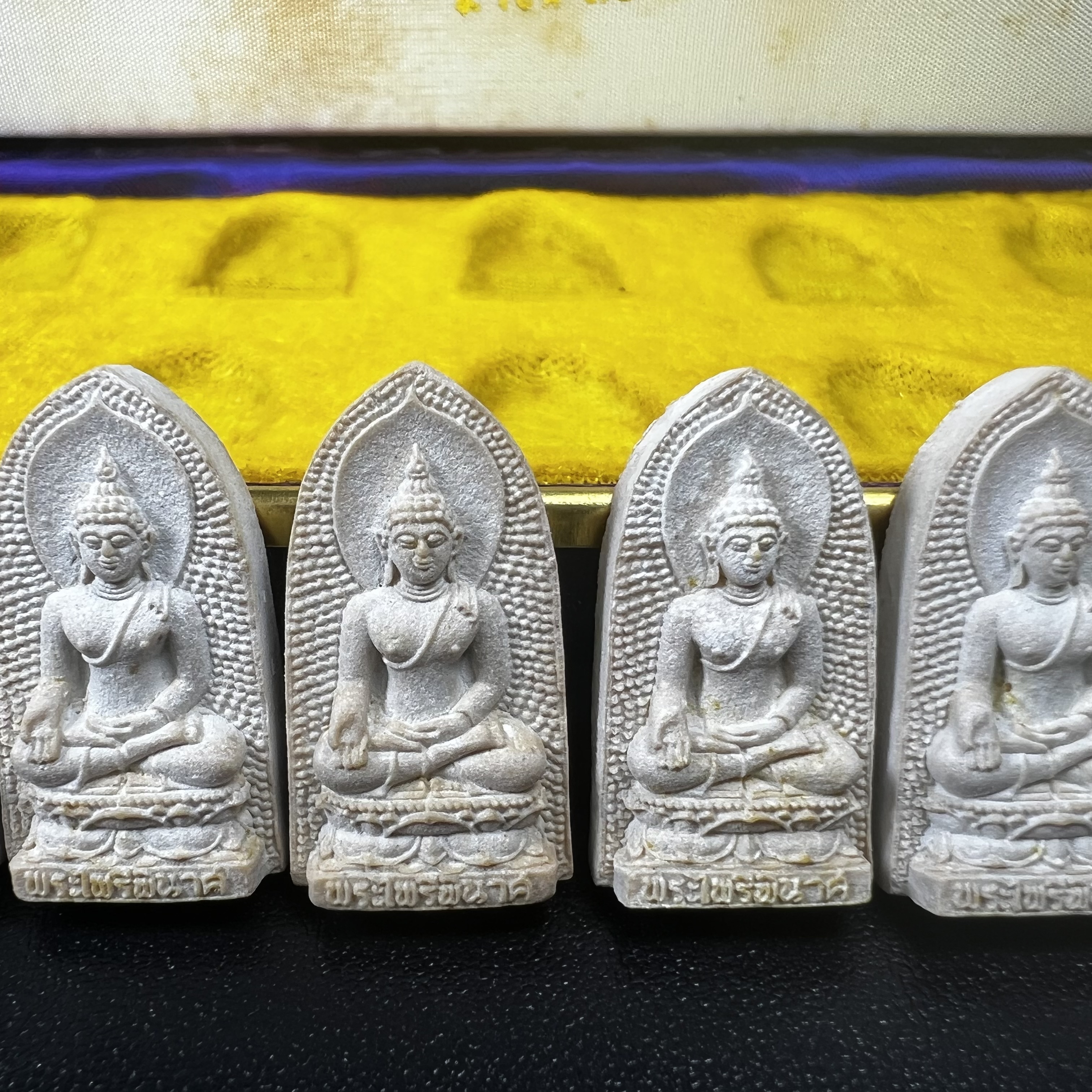 พระไพรีพินาศ ภปร. ครบ 5 รอบ ในหลวงรัชกาลที่ 9 ปี 2530(เนื้อผงพิมพ์ใหญ่) ชุดกรรมการ บรรจุจำนวน 10 องค์ ในกล่อง ตราสัญลักษณ์ ภปร.(ในหลวงรัชกาลที่9เสด็จในพิธีเจิมพระสุหร่าย)พระดี พิธีใหญ่ ประกอบพิธีพุทธาภิเษกพร้อมกับพิธีพระกริ่งปวเรศ ปี2530 วัดบวรนิเวศวิหาร