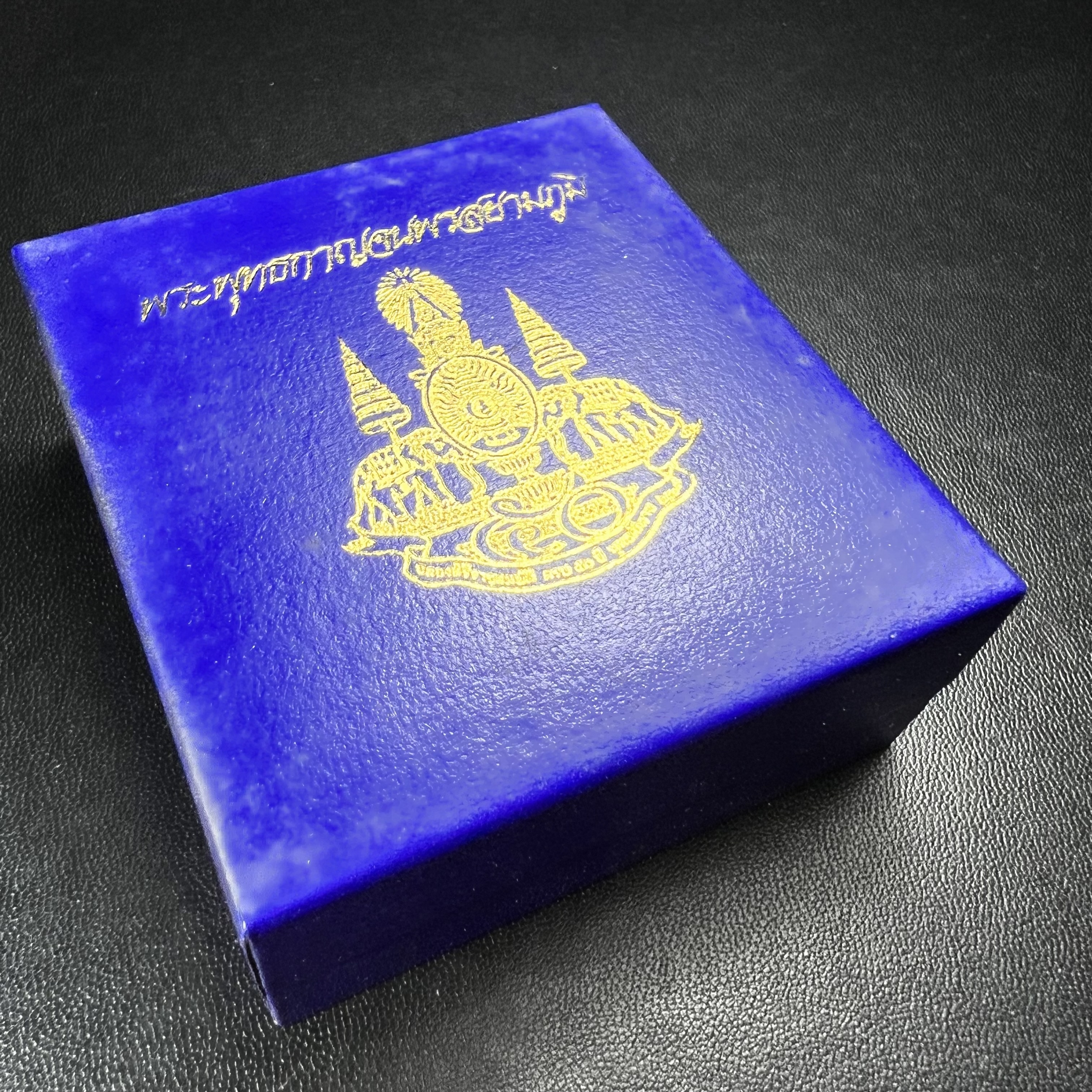 พระพุทธกาญจนพรสยามภูมิ ภปร. ปี 2539 เนื้อเงินพื้นทรายประกาย(ผิวเดิมสวย) พิมพ์ทรงใบขนุน ขนาด3.2ซม. พระพุทธรูปประจำพระชนมวาร รัชกาลที่9 ทรงโปรดเกล้าให้วิทยาลัยป้องกันราชอาณาจักร(วปอ.)สร้างในวโรกาสทรงครองสิริราชสมบัติครบ50ปี พ.ศ.2539(1ใน5000องค์)