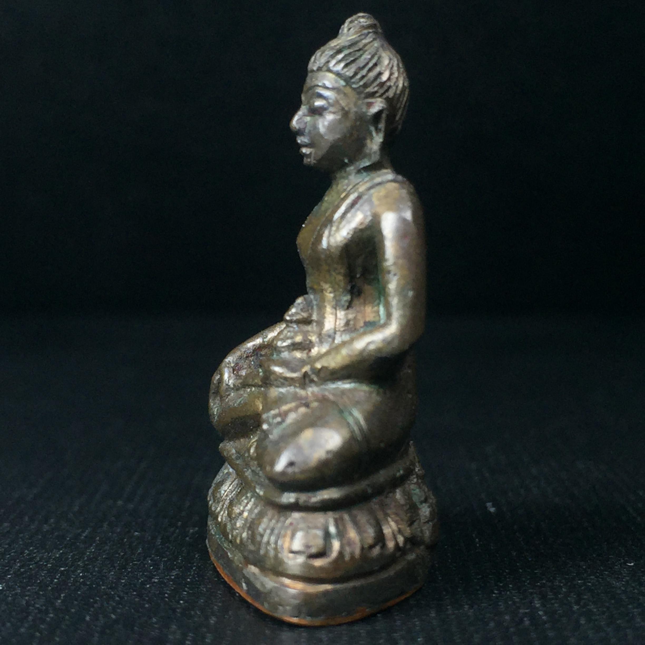 พระกริ่งวชิรมงกุฎ ฉลอง 100 ปี วัดมกุฎกษัติยาราม ปี 2511 "พิมพ์ใหญ่"(นิยมหายาก) เนื้อนวโลหะ(ในหลวง ร.9 เสด็จเททอง)(พิธีใหญ่ ปีลึก เกจิในยุคร่วมพิธี)