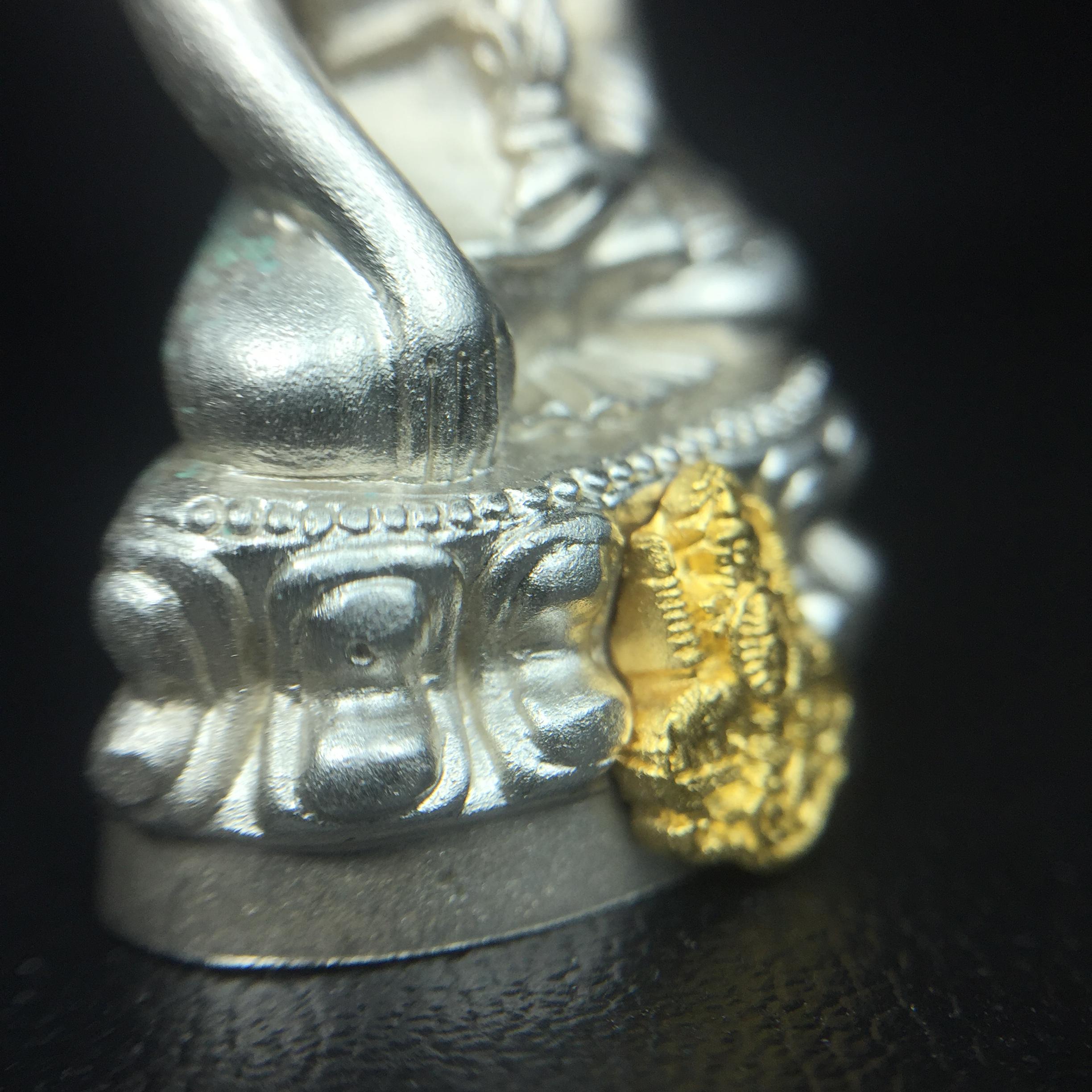 พระกริ่งสมเด็จญาณ วัดบวรนิเวศวิหาร เนื้อเงินบริสุทธิ์ 92.5% ตรากาญจนาภิเษกทองคำ(เนื้อทองคำแท้) พระราชทานแจกเมื่อ 3 ตุลาคม 2538 จัดสร้างในวโรกาส สมเด็จพระญาณสังวร สมเด็จพระสังฆราช ฉลองพระชนมายุครบ 82 พรรษา และฉลองครองราชสมบัติครบ 50 ปี รัชกาลที่ 9(หายาก)