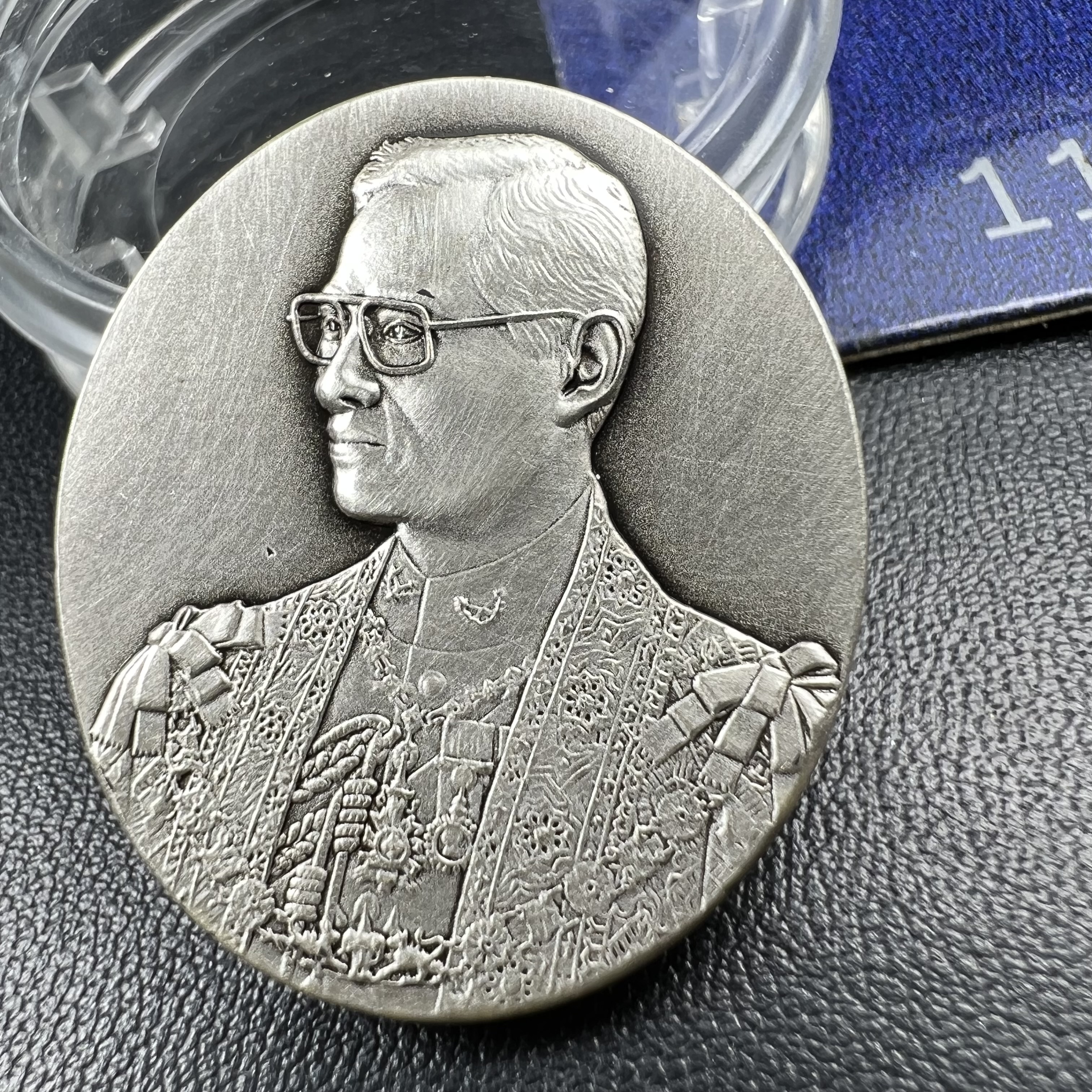 เหรียญ ร.9 เฉลิมพระเกียรติ 72 พรรษา 3 มิติโฮโลแกรม(รุ่นแรก) เหรียญนิเกิ้ลเคลือบเงิน 999(ชุบเงินรมดำ)(ผลิตจากโรงงานกษาปณ์ฮูกานินทร์ ประเทศสวิสเซอร์แลนด์) (สภาพสวยเดิมพร้อมซองบรรจุเดิม)หมายเลข11699(เลขสวย)