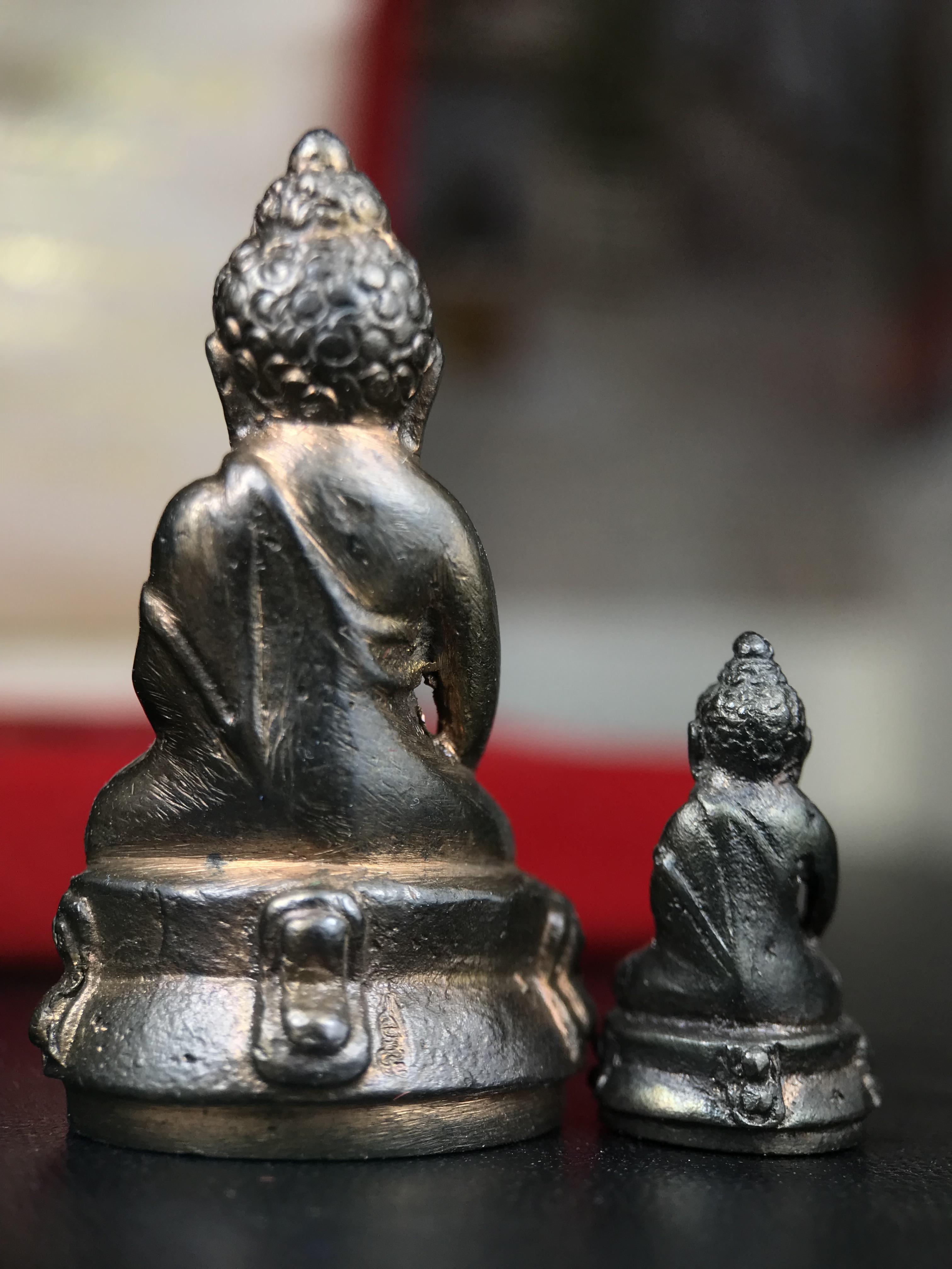 พระกริ่ง-พระชัยวัฒน์ ปวเรศ วัดบวรนิเวศวิหาร ปี 2530 พระบาทสมเด็จพระเจ้าอยู่หัวรัชกาลที่ 9 เจริญพระชนมพรรษา 5 รอบนักษัตริย์(ในหลวง ร.9 เสด็จเททอง)(บรรจุผงจิตรลดาเส้นเกศาในหลวงรัชกาลที่9)พร้อมสูจิบัตรเดิมตอนจัดสร้าง(สภาพสวยครบสมบูรณ์))พิธีใหญ่ รุ่นยอดนิยม