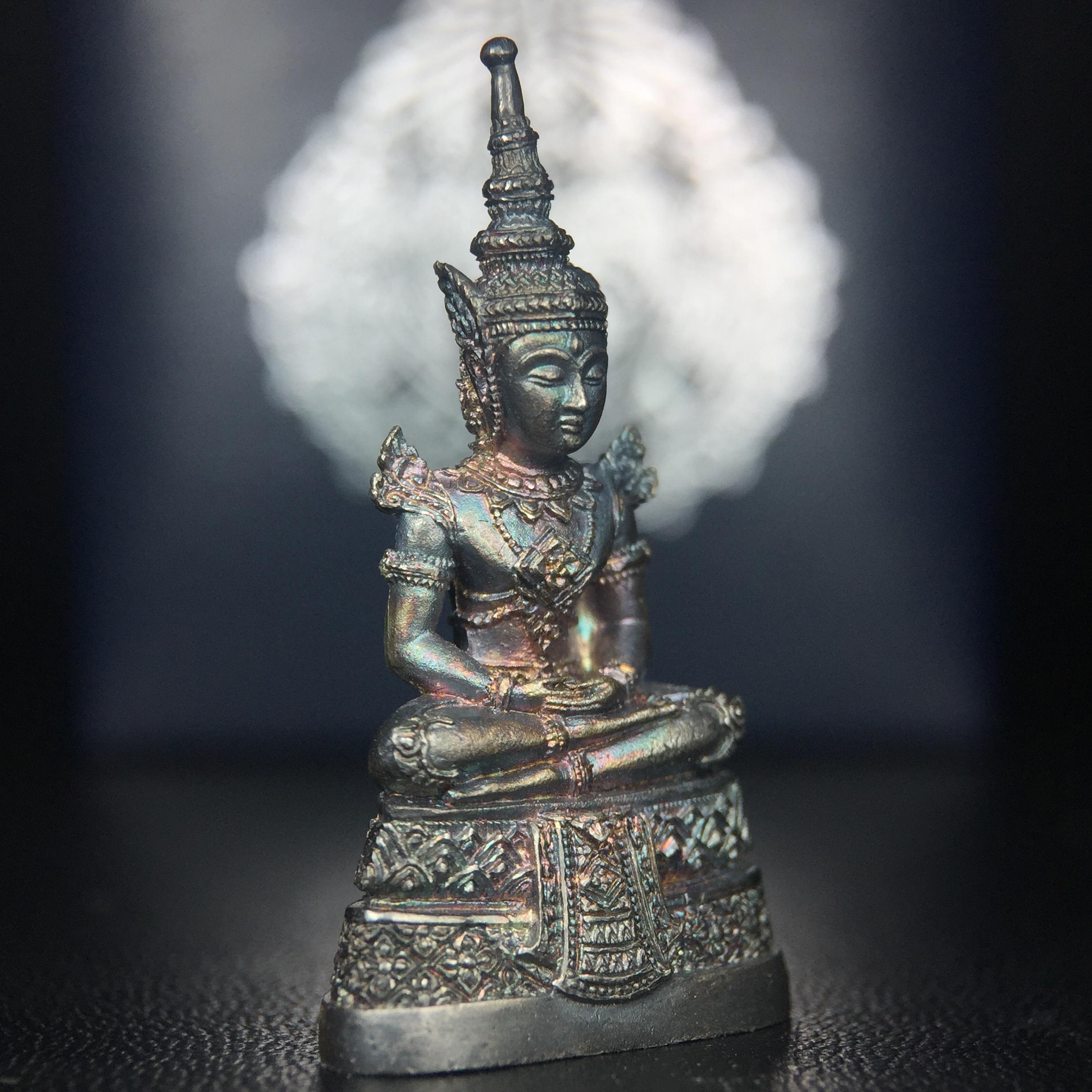 พระแก้วมรกต กรมสรรพสามิตจัดสร้างขึ้นเนื่องในโอกาสครบรอบ 64 ปีของกรมสรรพสามิต และเนื่องในวโรกาสที่พระบาทสมเด็จพระเจ้าอยู่หัวทรงครองราชย์ครบ50ปีเมื่อ พ.ศ.2539 เนื้อเงินทรายนวลขัดเงา(ผิวเดิมๆขึ้นสีรุ้งธรรมชาติสวย(สเน่ห์พระเนื้อเงินสีสันที่ธรรมชาติสรรค์สร้าง)