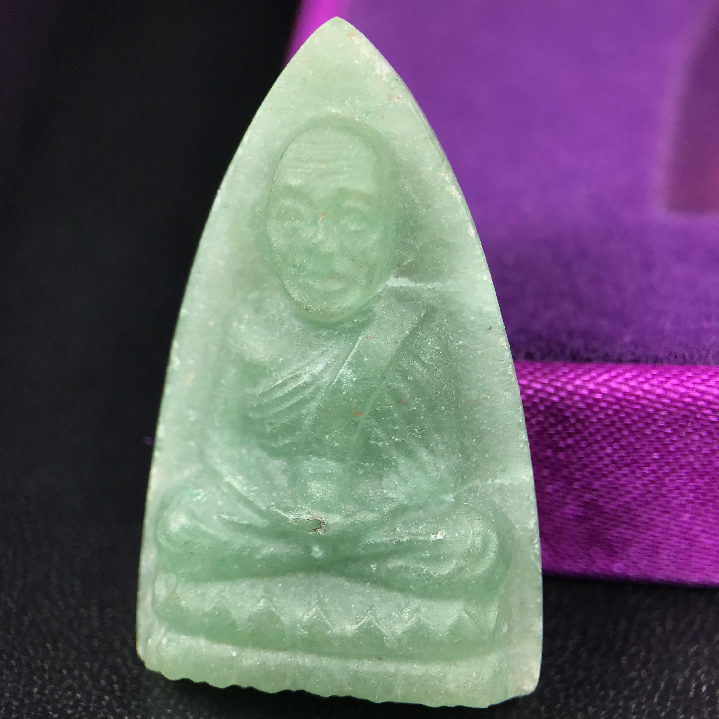 หลวงปู่ทวดหยก วัดพะโคะ จ.สงขลา ปี 2543 เนื้อหยก พิมพ์ใหญ่ ขนาด 3.5 x 2.2 ซม. ด้านหลังแผ่นโค๊ตทองคำ สร้างโดยสมาคมชาวเพชรบุรี “สมเด็จเจ้าพะโคะหลวงปู่ทวดเหยียบน้ำทะเลจืด” ครั้งแรกแห่งประวัติศาสตร์(สวยงามเป็นของล้ำค่าหายากมาก)สภาพสวยสมบูรณ์