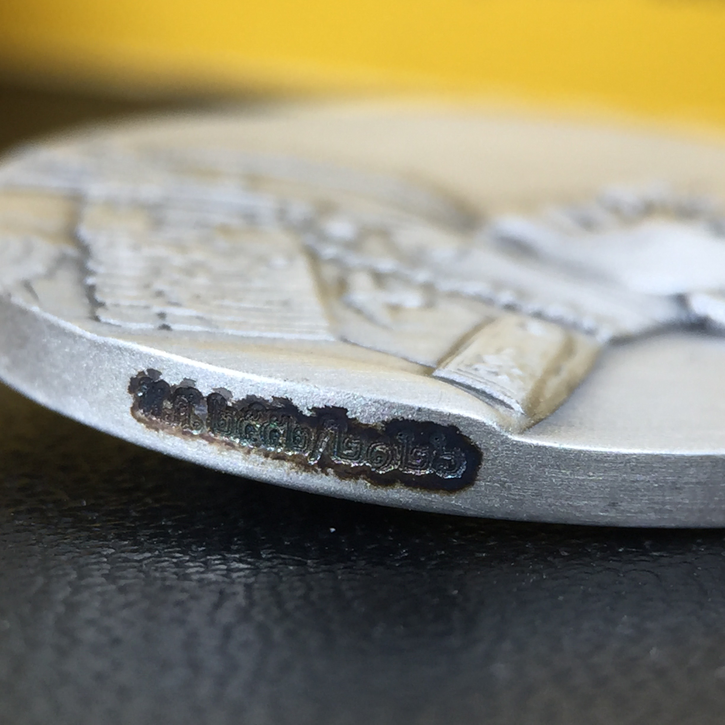 เหรียญพระบาทสมเด็จพระเจ้าอยู่หัวรัชกาลที่ 9 ภปร.(ใต้ร่มพระบารมี คุ้มเกล้า) 60ปี โรงพยาบาลภูมิพลฯ พ.ศ.2552 เนื้อเงิน (พิมพ์เล็กขนาด 25*20 มม.)สภาพสวยเดิมพร้อมกล่องบรรจุเดิม ตอกโค๊ดหมายเลขกำกับ เนื้อเงินหายากพบเจอน้อย