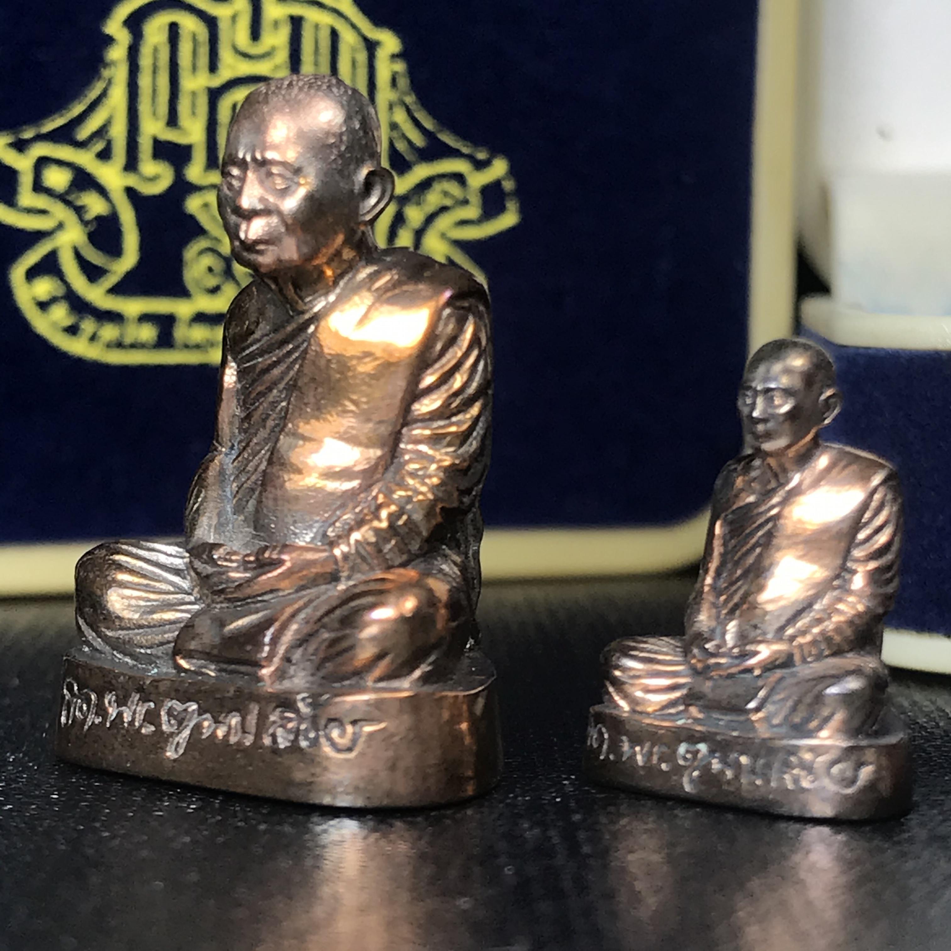 พระรูปเหมือนลอยองค์ สมเด็จพระสังฆราช วัดบวรนิเวศวิหาร รุ่น คชวัตร ปี2546 ที่ระลึกงานฉลองพระชนมายุ 90 พรรษา เนื้อนวโหละ (พิมพ์ใหญ่หน้าตัก 1.5ซม.+พิมพ์เล็กหน้าตัก1 ซม.)รวม1 ชุด 2 องค์