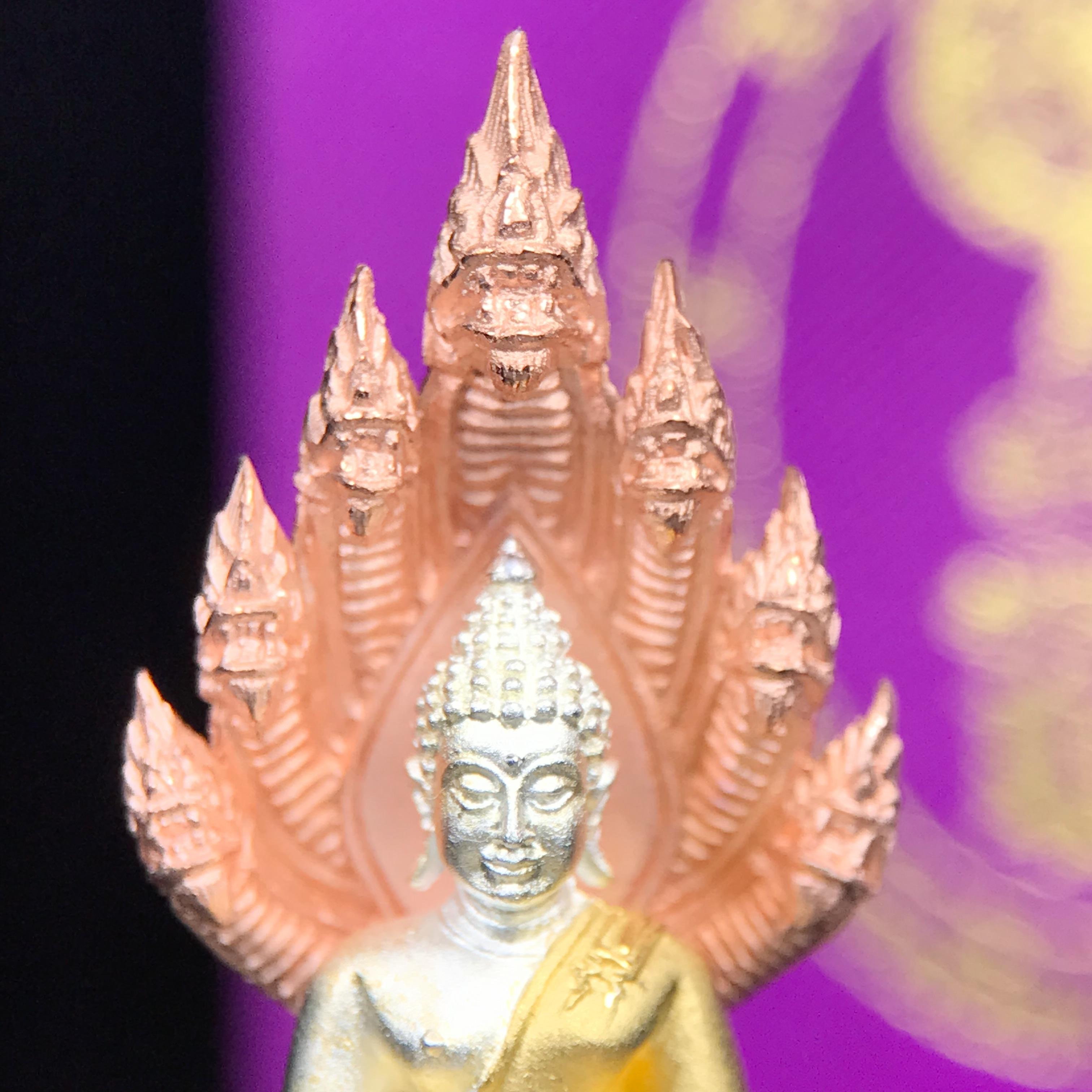 พระนาคปรก สธ. รุ่นสร้างพระอุโบสถเฉลิมพระเกียรติ 4 รอบ 84 พรรษา สมเด็จพระเทพรัตนราชสุดาฯ วัดบวรนิเวศวิหาร ปี 2543 พิมพ์ใหญ่ เนื้อเงินบริสุทธิ์ ชุบสามกษัตริย์แบบพ่นทรายขัดเงาบางส่วน(สภาพ สวย )พิธีใหญ่ พุทธศิลป์งดงาม หายาก (1 ใน 1999 องค์)