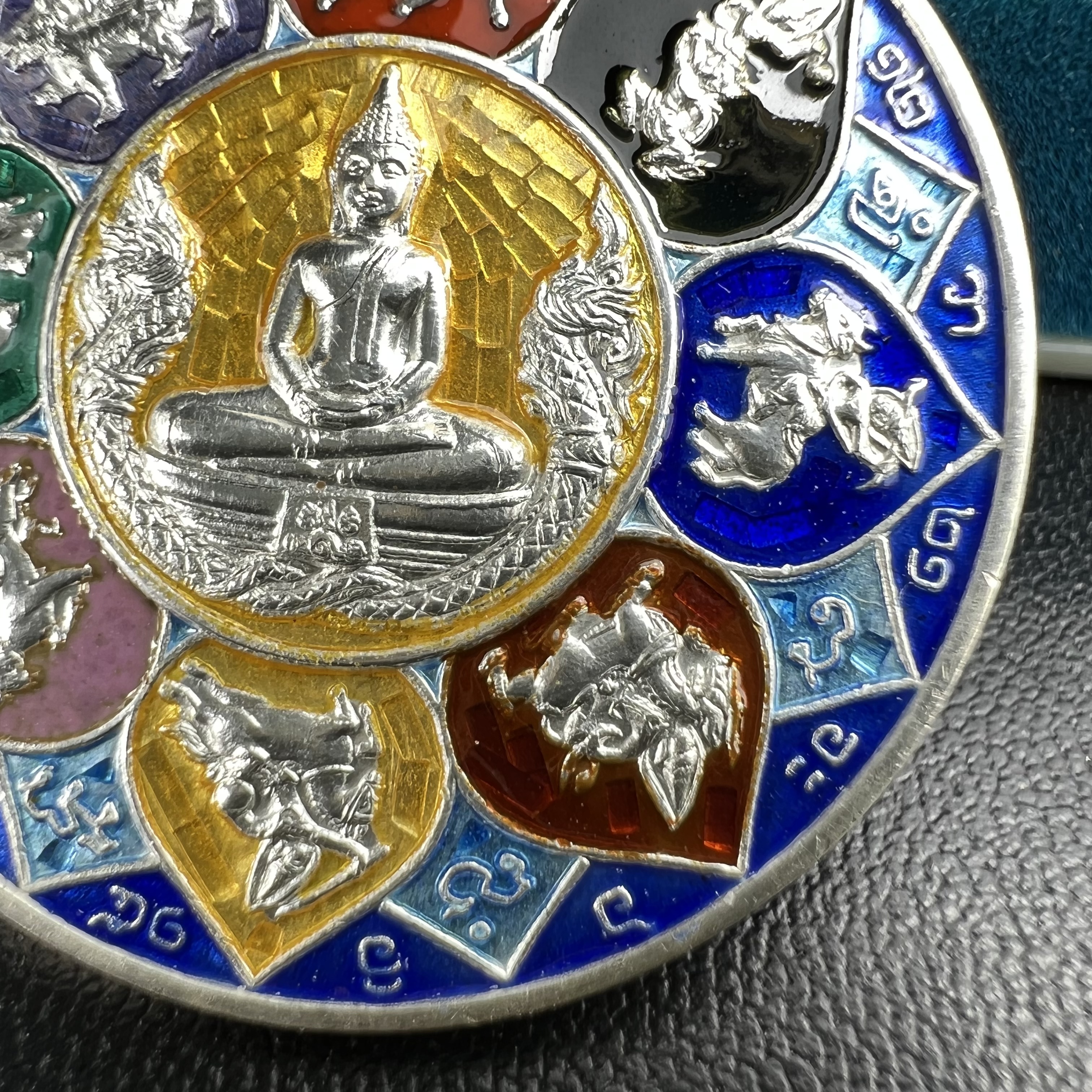 เหรียญหลวงพ่อโสธร รุ่นดวงชะตาคู่ชีวิต พิธีมหาจักรพรรดิตราธิราชครั้งยิ่งใหญ่ พิธีสวดนพเคราะห์เพื่อความเป็นสิริมงคล ปี 2547 ณ พระอุโบสถวัดโสธรวรารามวรวิหาร จ.ฉะเชิงเทรา เนื้อเงินลงยาราชาวดี ขนาด 3.2 ซม.พร้อมกล่องบรรจุเดิมสภาพสวยครบสมบูรณ์