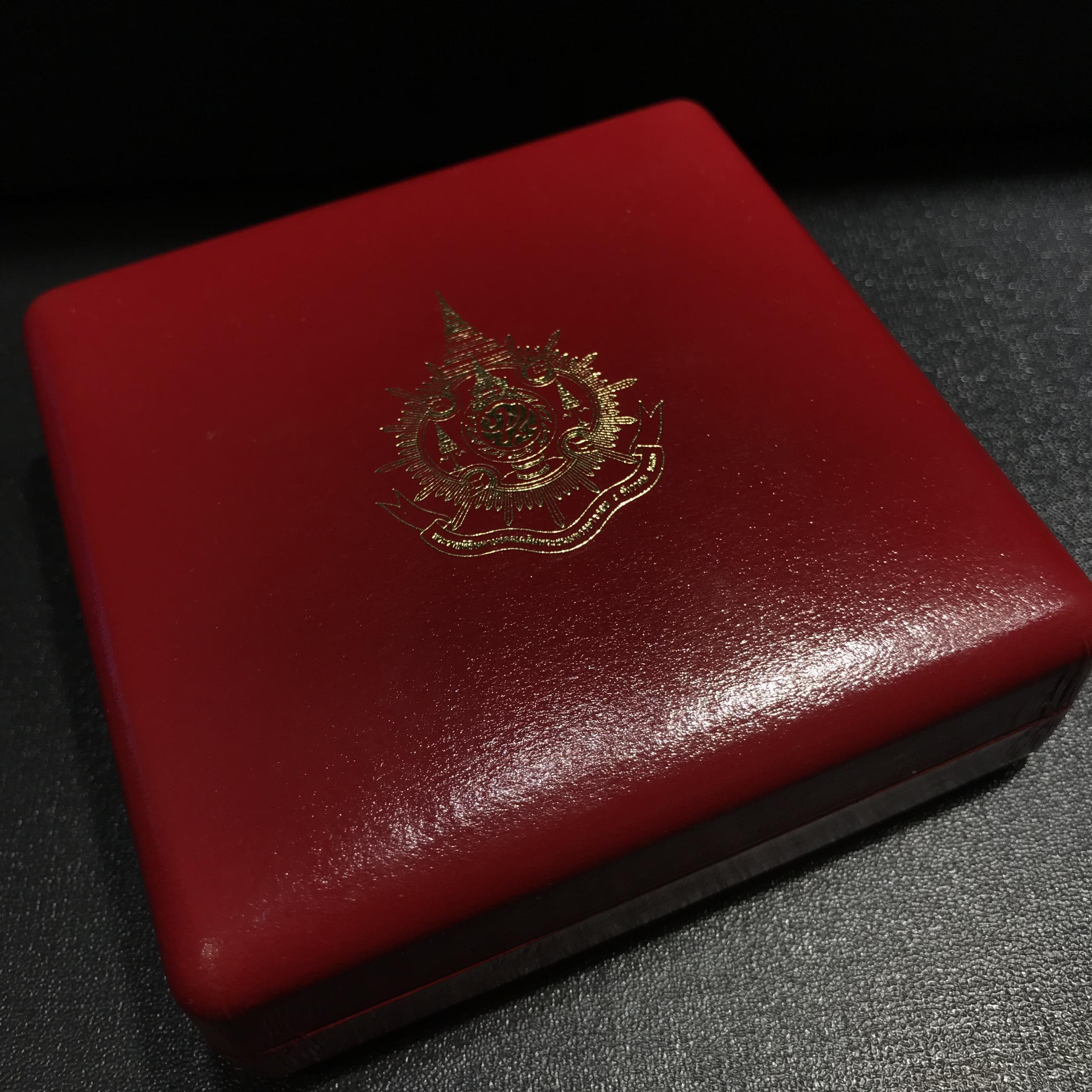 เหรียญที่ระลึกเฉลิมพระเกียรติ 72 พรรษา ปี2542 เนติบัณฑิตยสภาในพระบรมราชูปถัมภ์ จัดสร้าง เนื้อทองแดง 7 ซ.ม.(1ใน2000เหรียญ)