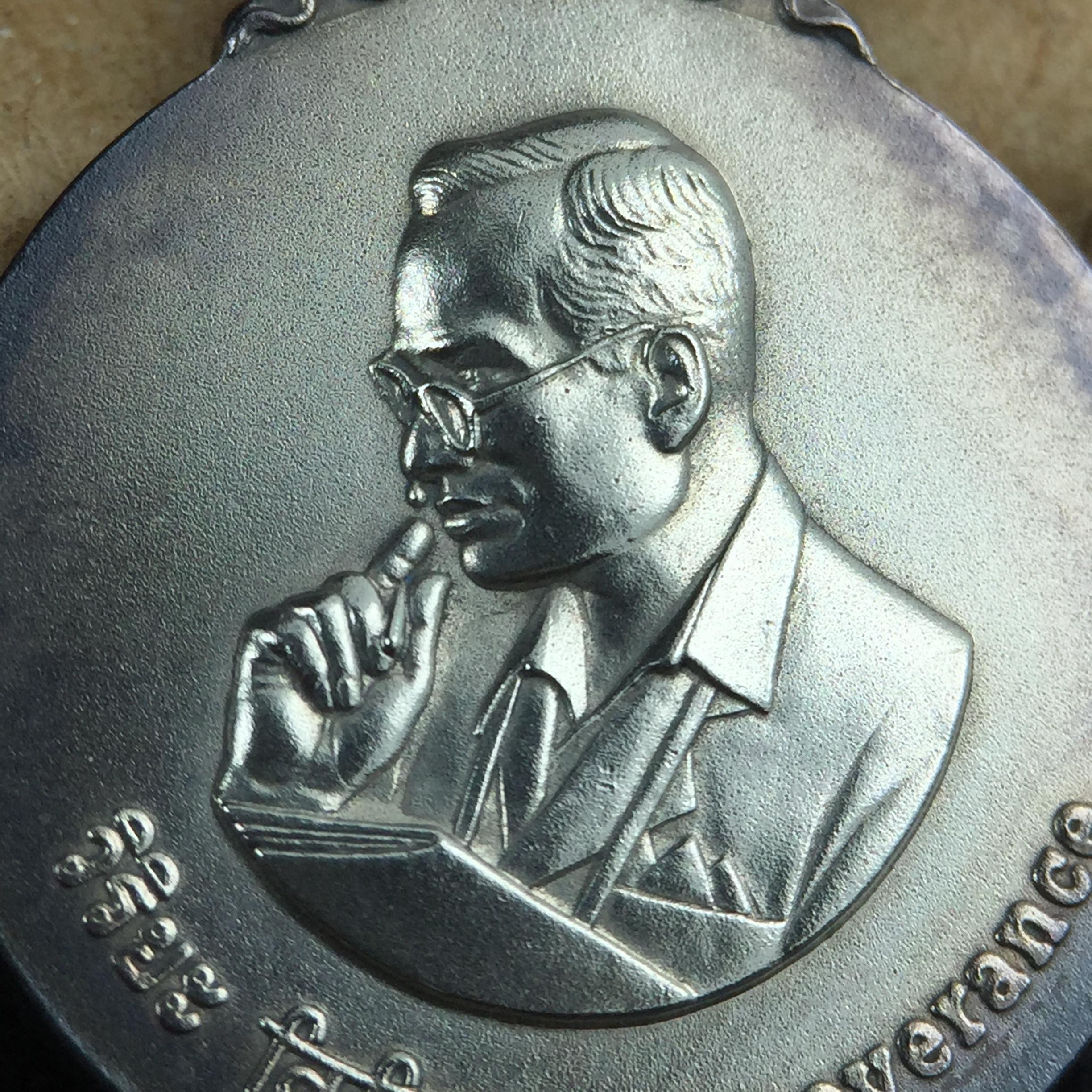 เหรียญพระมหาชนก ปี2542 พิมพ์เล็ก เนื้อเงินผิวเดิมสีรุ้งธรรมชาติแบบนิยม พร้อมหนังสือสภาพสวยครบชุด(เหรียญแห่งความเพียร)