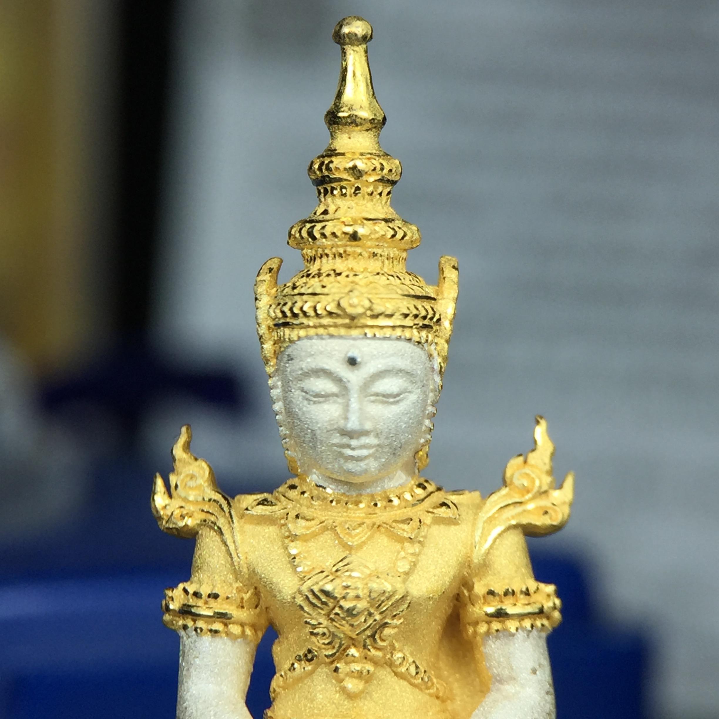 พระแก้วมรกต(จำลอง)ลอยองค์ ขนาดหน้าตัก 1/2 นิ้ว ทรงเครื่องฤดูร้อน เนื้อเงินสามกษัตริย์ ตราสัญลักษณ์ฉลองสิริราชสมบัติ ครบ 60 ปี พ.ศ.2549(สภาพสวย ครบ สมบูรณ์)