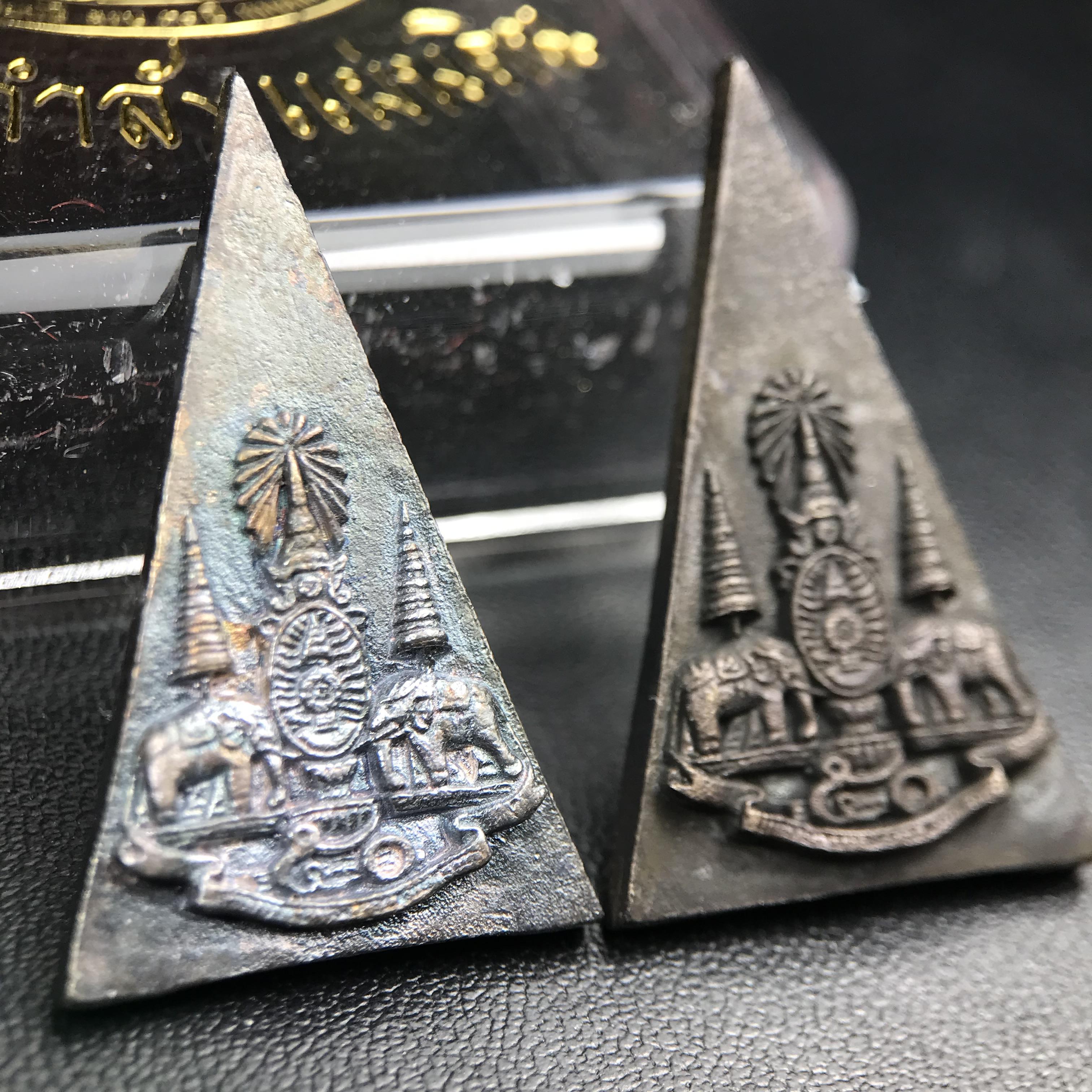 พระกำลังแผ่นดิน (สมเด็จจิตรลดา2) จัดสร้างเฉลิมพระเกียรติ ร.9 ครองราชย์ 50 ปี 2539 เนื้อเงิน(ผิวเดิมกลับดำ รุ้งๆสวย)+เนื้อนวโลหะ(สร้างน้อยหายาก)พร้อมกล่องบรรจุเดิมครบสมบูรณ์(1ใน2539องค์)