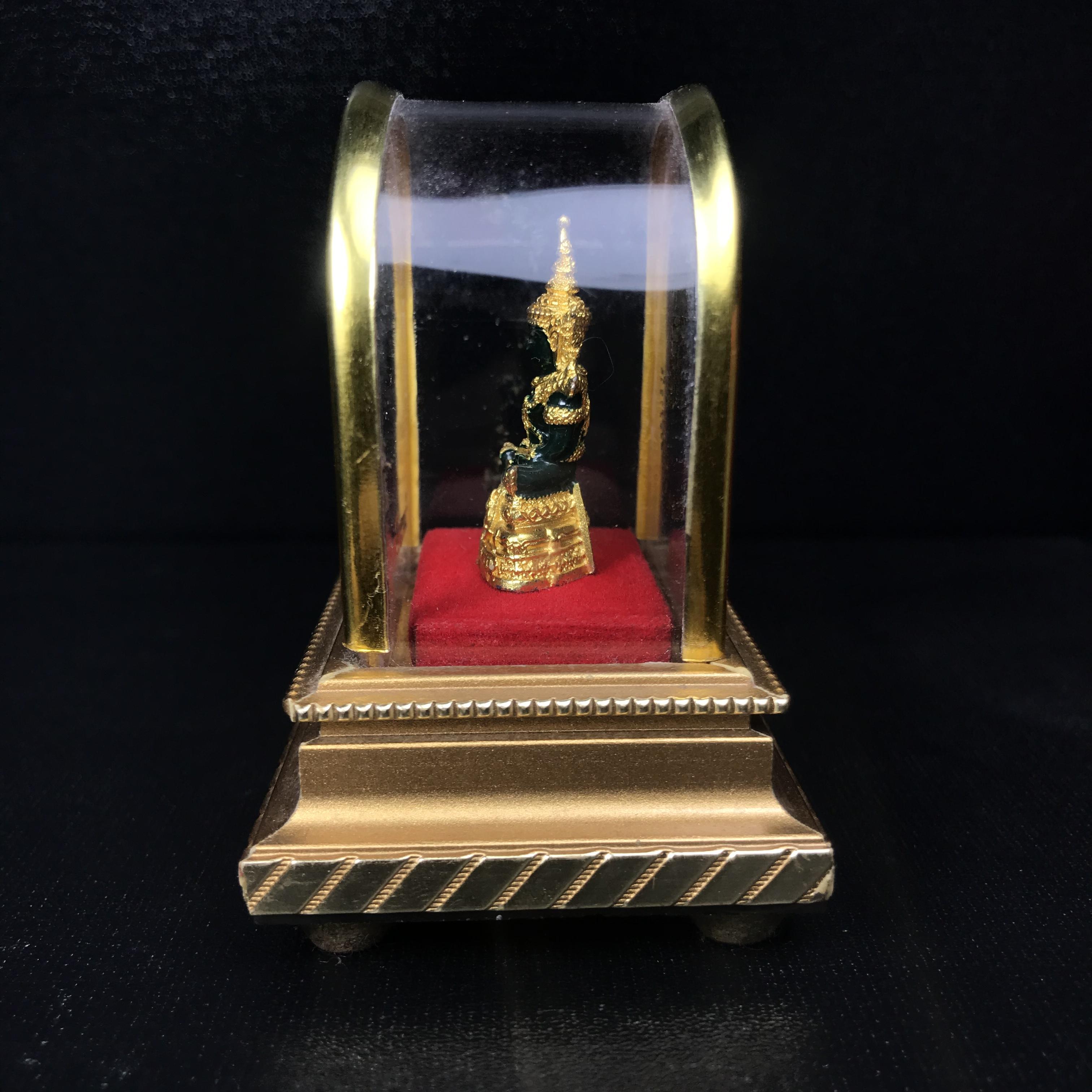 พระพุทธมหามณีรัตนปฏิมากร(พระแก้วมรกต) วัดพระศรีรัตนศาสดาราม สำนักพระราชวัง จัดสร้าง พิมพ์ฤดูร้อน หน้าตัก 1 นิ้วพร้อมครอบตู้เดิม(บรรจุมวลสารใต้ฐาน)