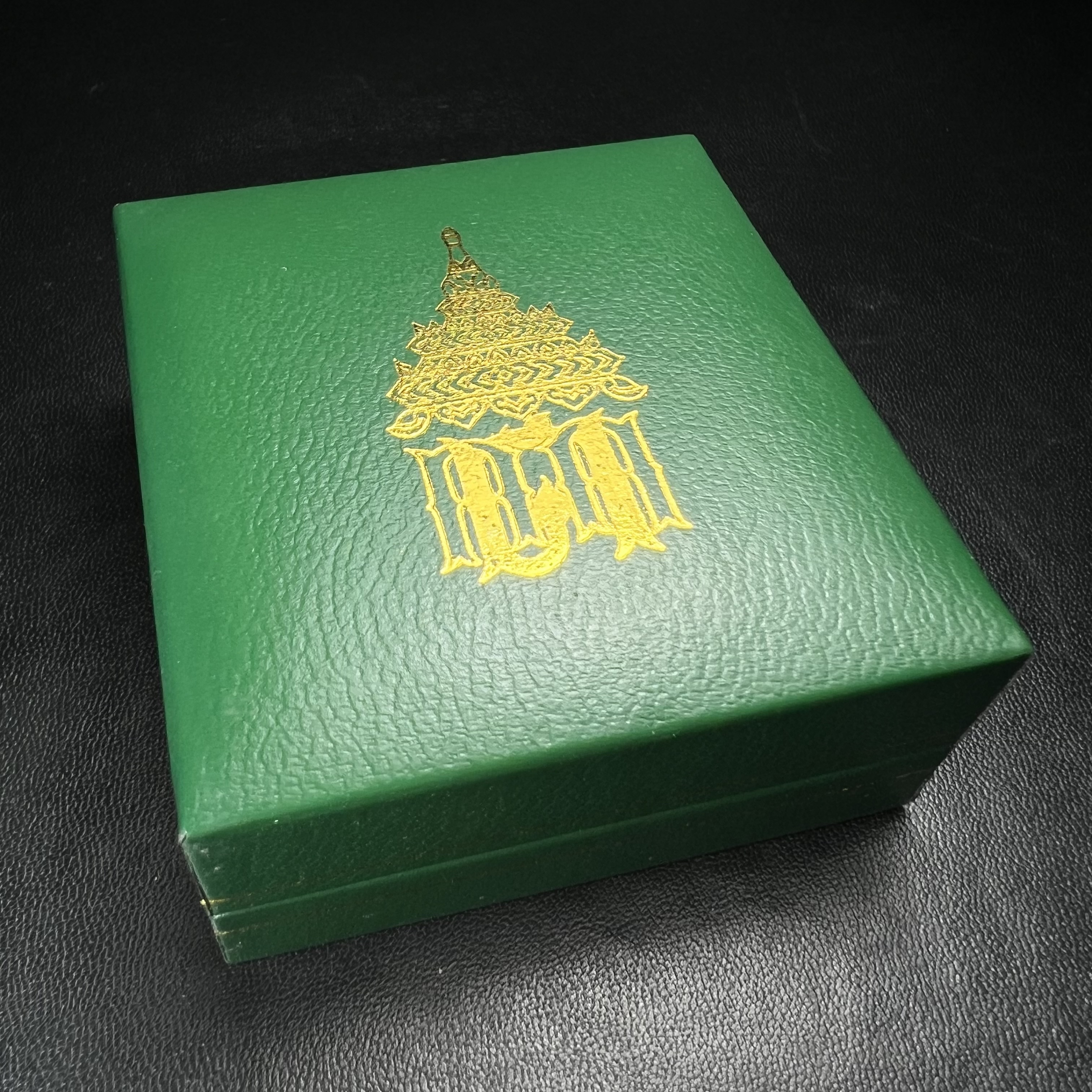 พระพุทธโสธร รุ่น กศก. 120 ปี เนื่องในโอกาสครบ 120 ปี กรมศุลกากร กระทรวงการคลัง จัดสร้าง ปี 2537 เนื้อเงินบริสุทธิ์ 99.9% ผิวขัดเงาลงดำ(เข้มขลัง)(งานบริษัท แพรนด้า จิวเวลรี่)สวยงดงาม ทรงคุณค่า