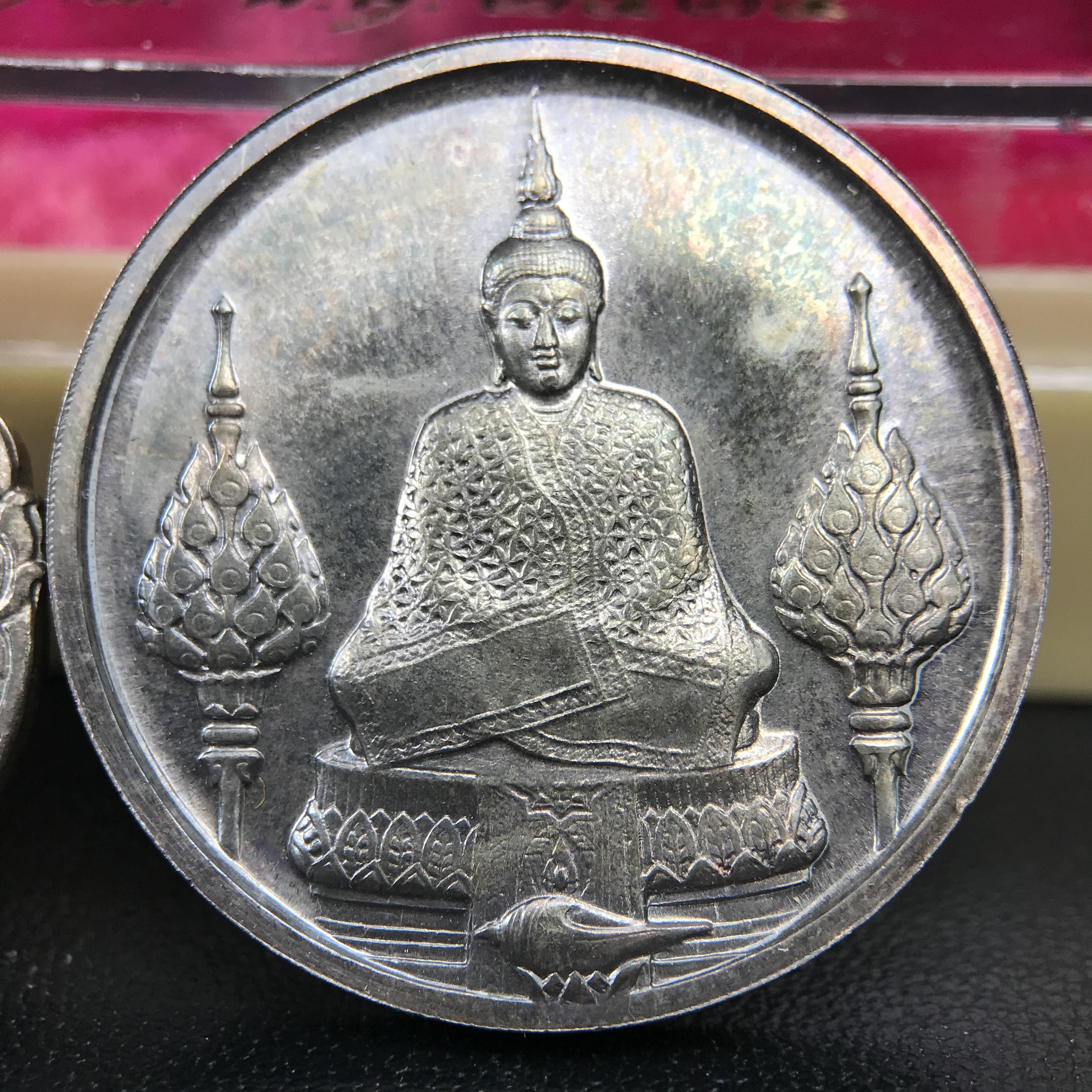 เหรียญพระแก้วมรกตหลัง ภปร. ฉลองกรุงรัตนโกสินทร์ครบ 200 ปี พ.ศ.2525 เนื้อเงิน(ผิวเดิมสวย)กล่องบรรจุเดิมครบ 3พิมพ์ ร้อน ฝน หนาว(บล็อกแรกไม่มีพระราชศรัธานิยม)(ในหลวงรัชกาลที่9 เสด็จในพิธี)พระคู่บ้านคู่เมือง...พระดี...พิธีใหญ่(บล็อกแรกครบชุด ผิวเดิม หายาก)