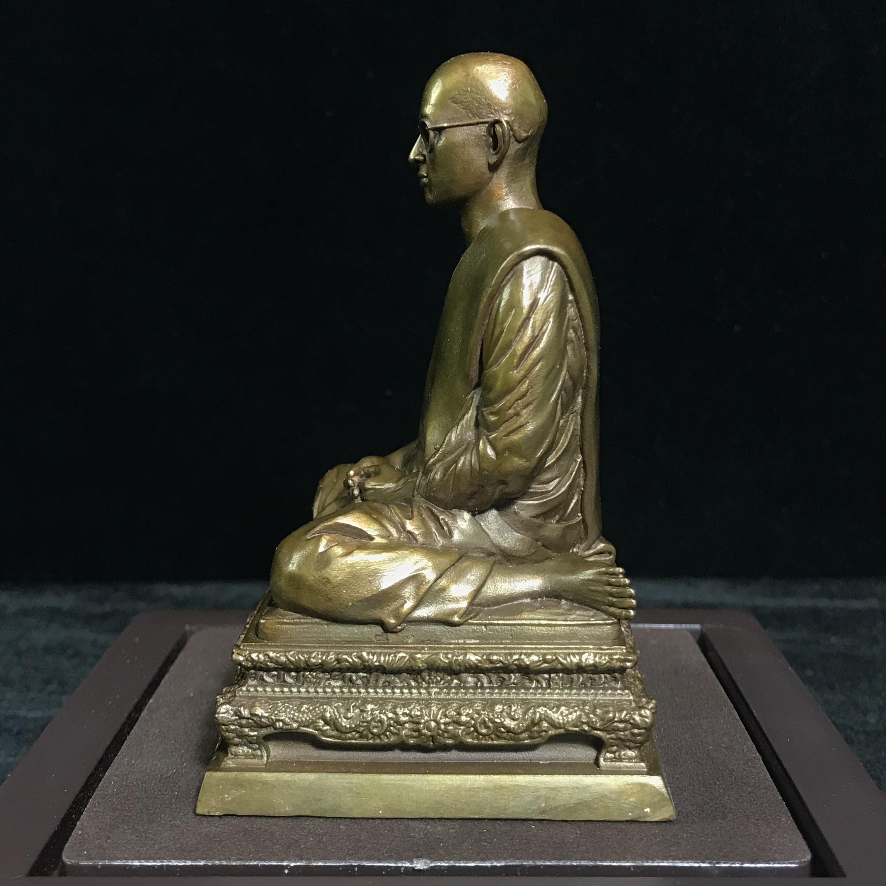 พระบรมรูปพระบาทสมเด็จพระเจ้าอยู่หัวรัชกาลที่9 ทรงผนวช(หน้าตัก2นิ้ว) เนื่องในโอกาสมหามงคลเฉลิมพระชนมพรรษา 7 รอบ 84 พรรษา 5 ธันวาคม 2554 (ใต้ฐานบรรจุผงจิตรลดามหามงคล และเส้นพระเจ้า ร.9)(คัดสภาพสวย แบบนิยม พร้อมครอบเดิม)(หายาก)