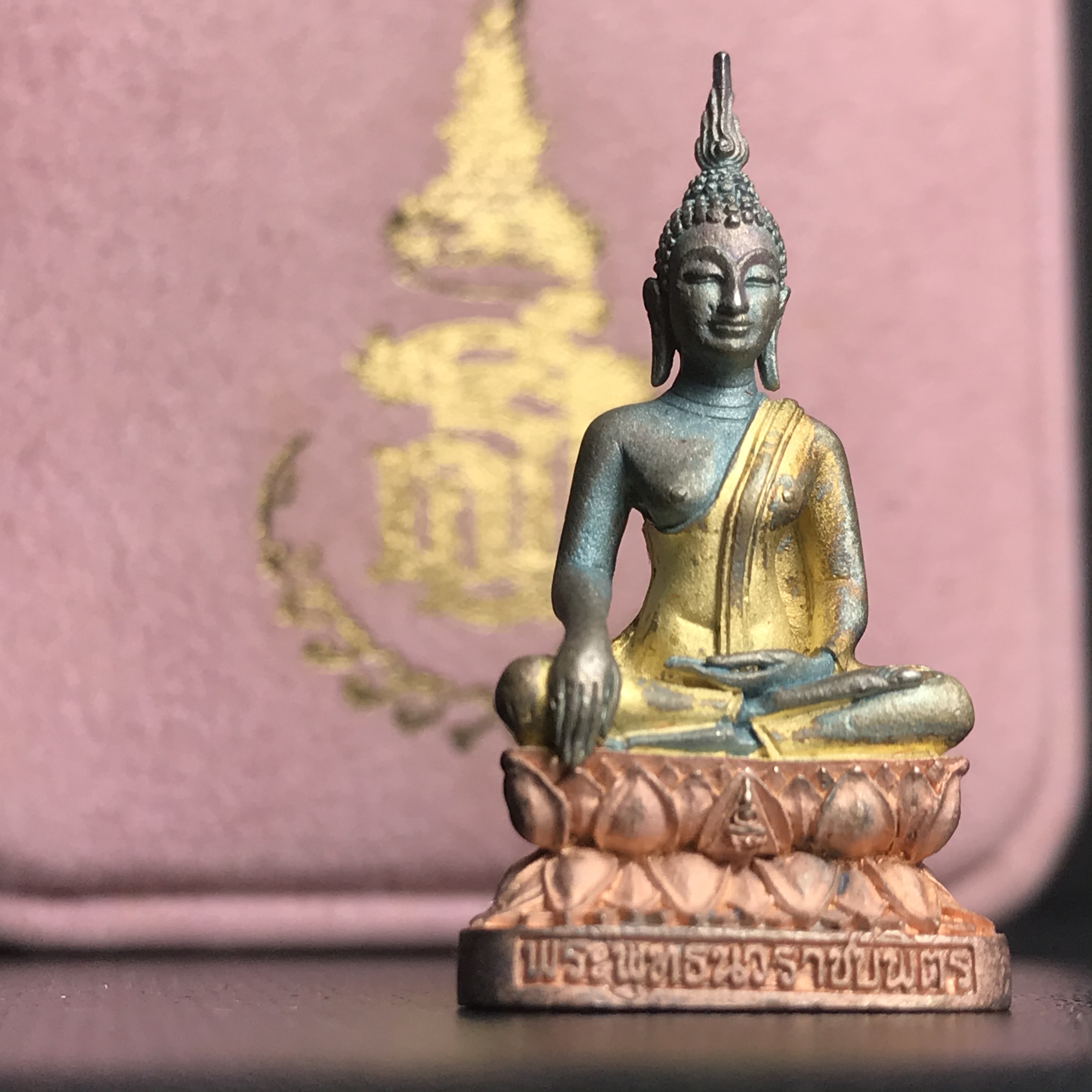 พระกริ่งพระพุทธนวราชบพิตร ครองสิริราชสมบัติครบ 50 ปี พ.ศ.2540 ชุดพระราชทาน(หายาก)เนื้อเงินสามกษัตริย์ผิวเดิมขึ้นสีรุ้งแบบนิยม