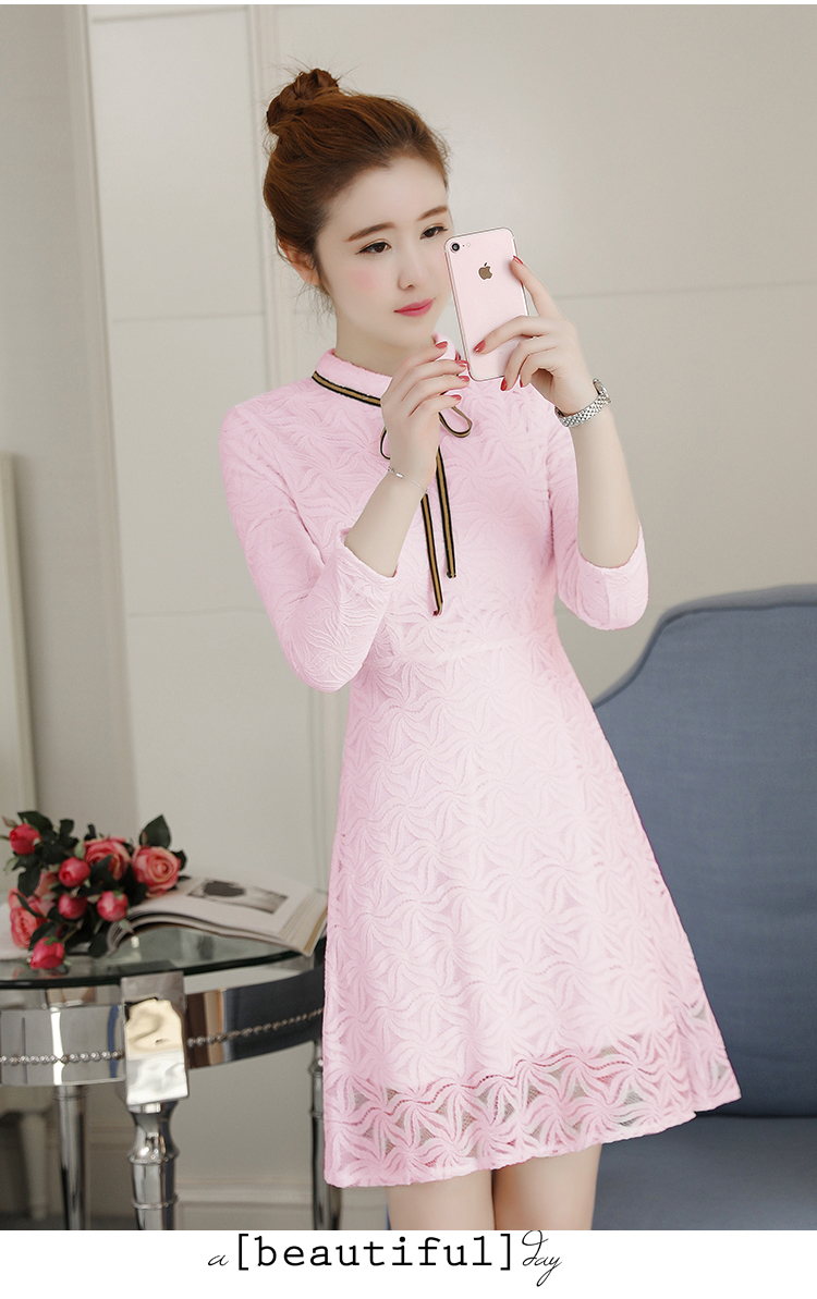 ชุดเดรสสั้นผ้าลูกไม้สีชมพูแขนยาวตกแต่งลูกเล่นที่คอแบบผูกโบว์สวยเก๋