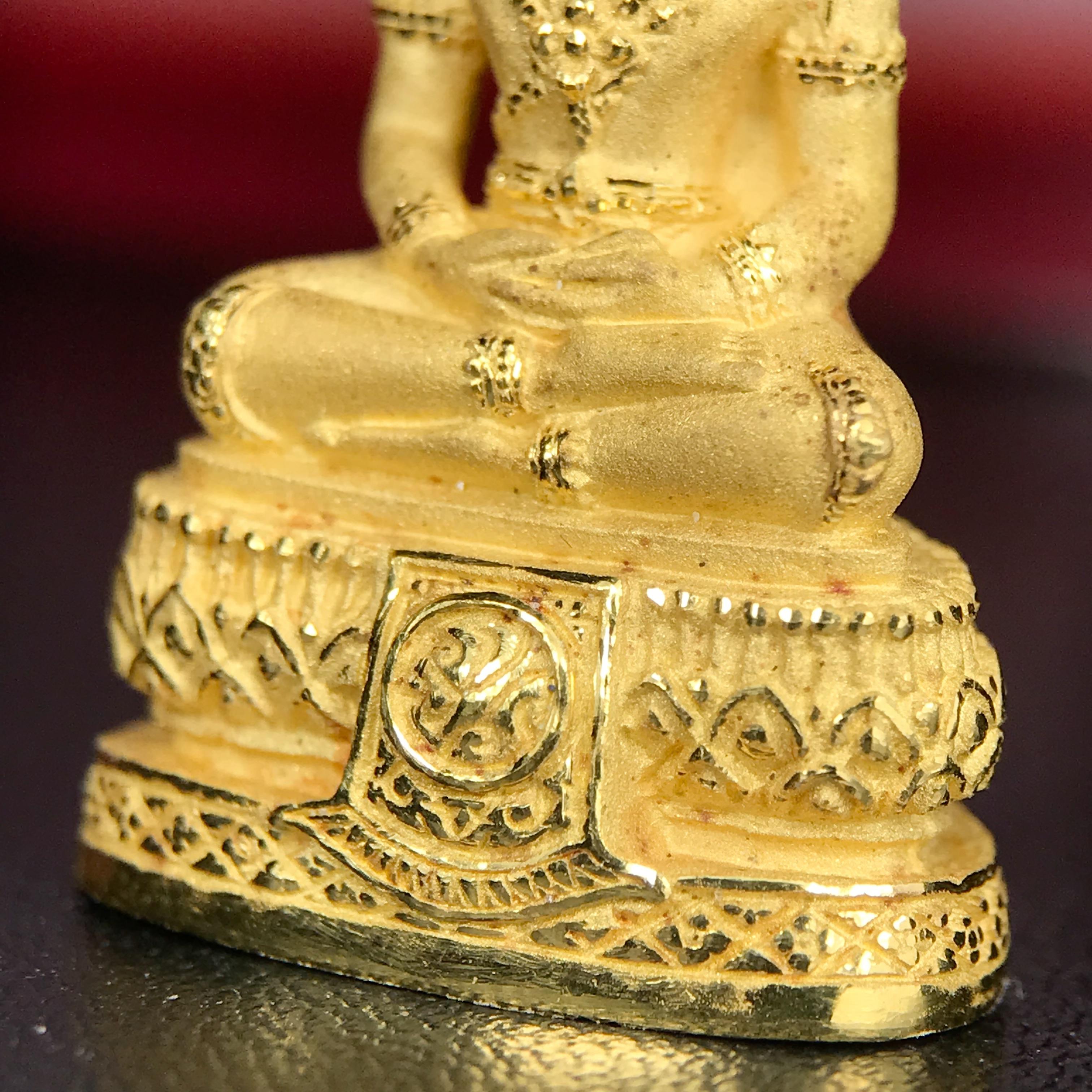 พระแก้วมรกต ภปร.(รุ่นแรก) ปี2545 รุ่นฉลองกรุงรัตนโกสินทร์ครบ 220 ปี พิมพ์ลอยองค์ใหญ่ เนื้อทองคำบริสุทธิ์ 96.5%(15.2 กรัม) ขนาด 19*35 มม.ครบสมบูรณ์(องค์หมายเลข ๓๓)(เลขคู่สวย)สุดยอดมงคลแผ่นดินที่ควรเก็บรักษา บูชาเป็นมงคลชีวิต(สวยงามและหายากมาก)(1ใน1000องค์)